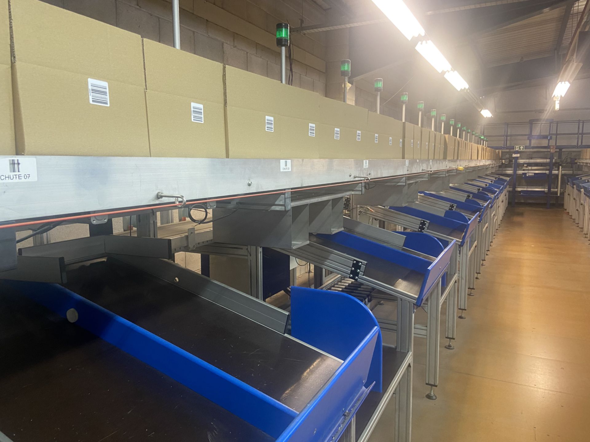 50 STATION ALUMINIUM FRAMED BOX SYSTEM, comprising 53m of belt conveyor, 48m of roller conveyor, six - Image 11 of 24