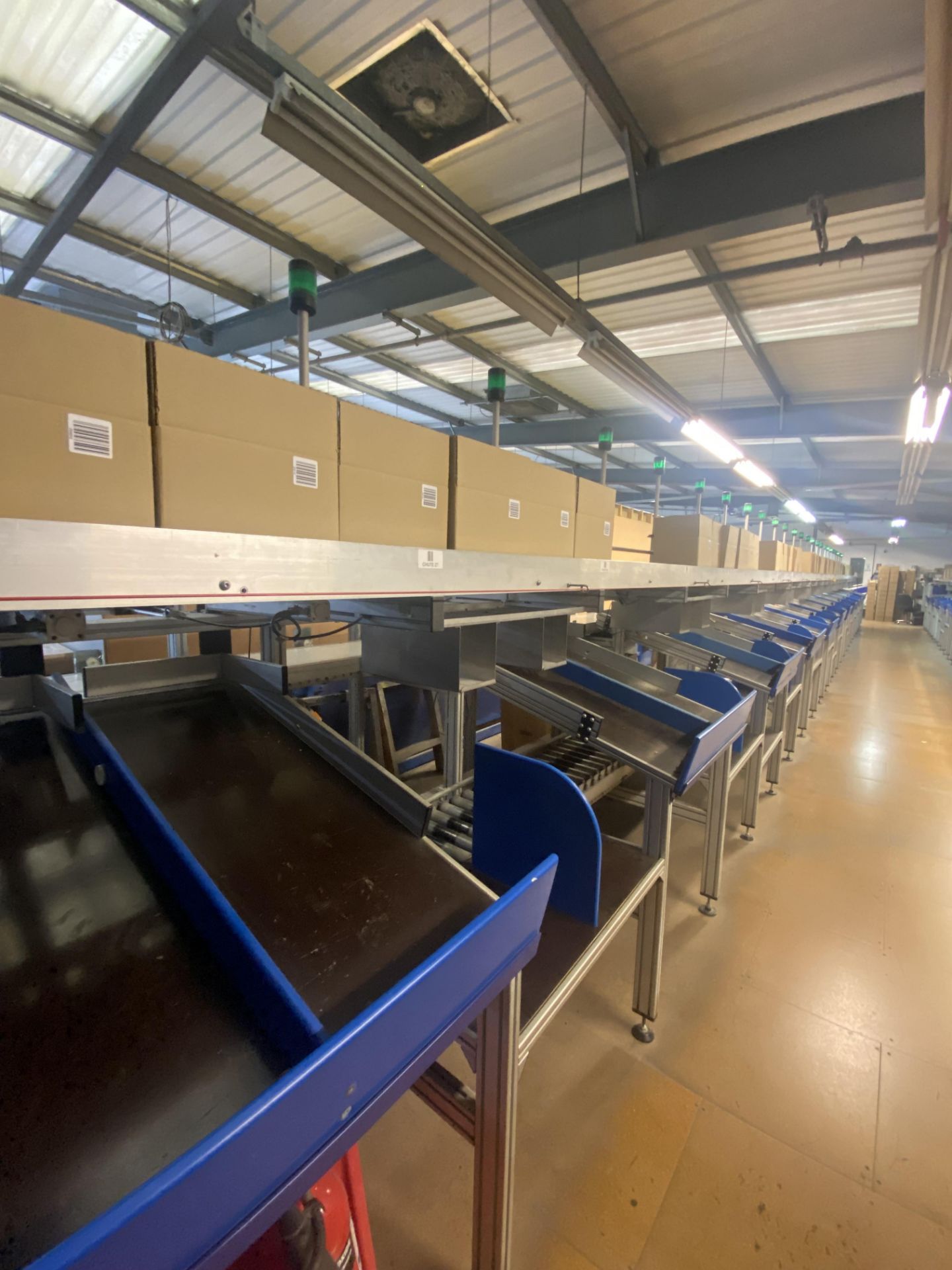 50 STATION ALUMINIUM FRAMED BOX SYSTEM, comprising 53m of belt conveyor, 48m of roller conveyor, six - Image 15 of 24