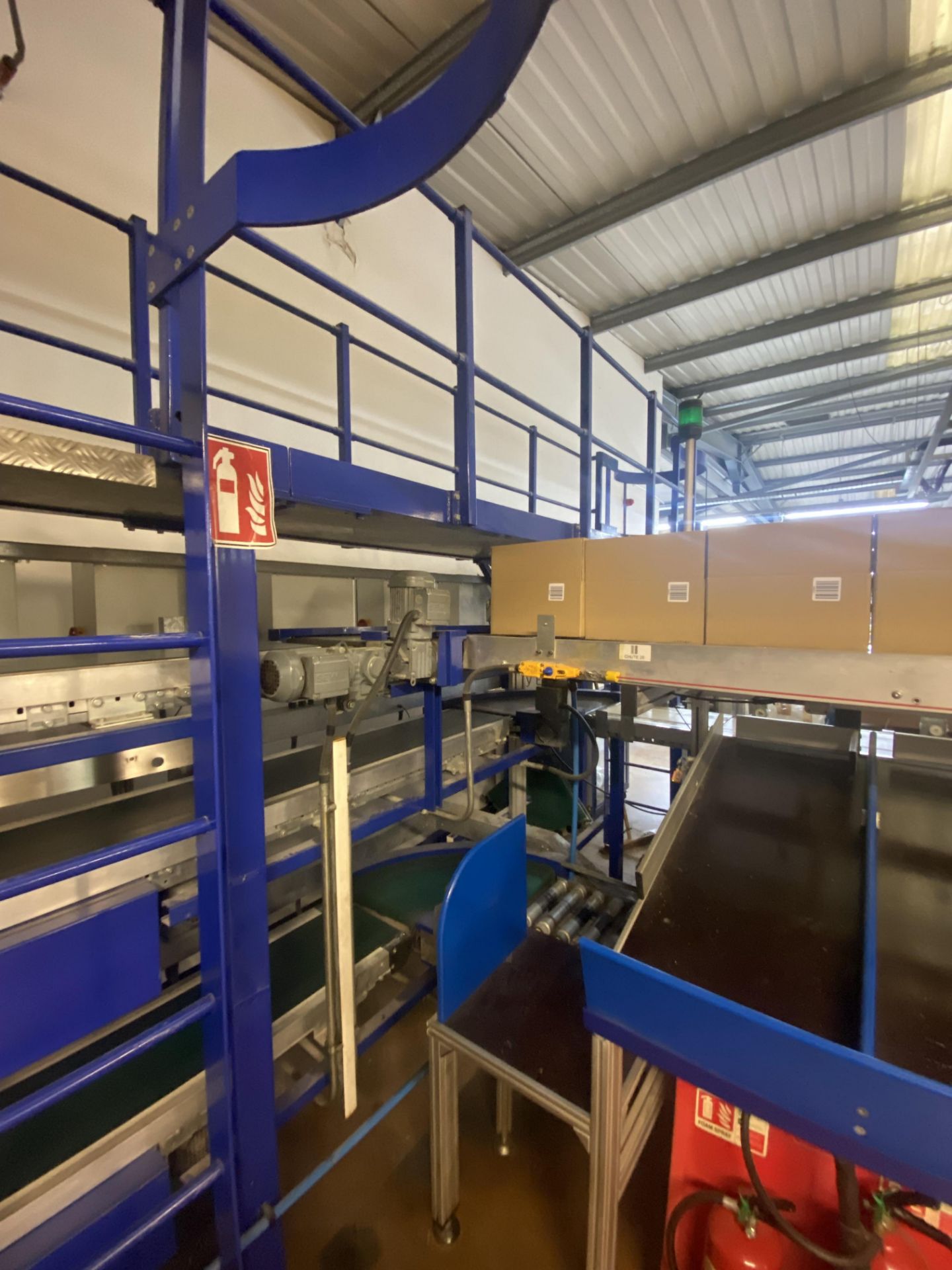 50 STATION ALUMINIUM FRAMED BOX SYSTEM, comprising 53m of belt conveyor, 48m of roller conveyor, six - Image 14 of 24