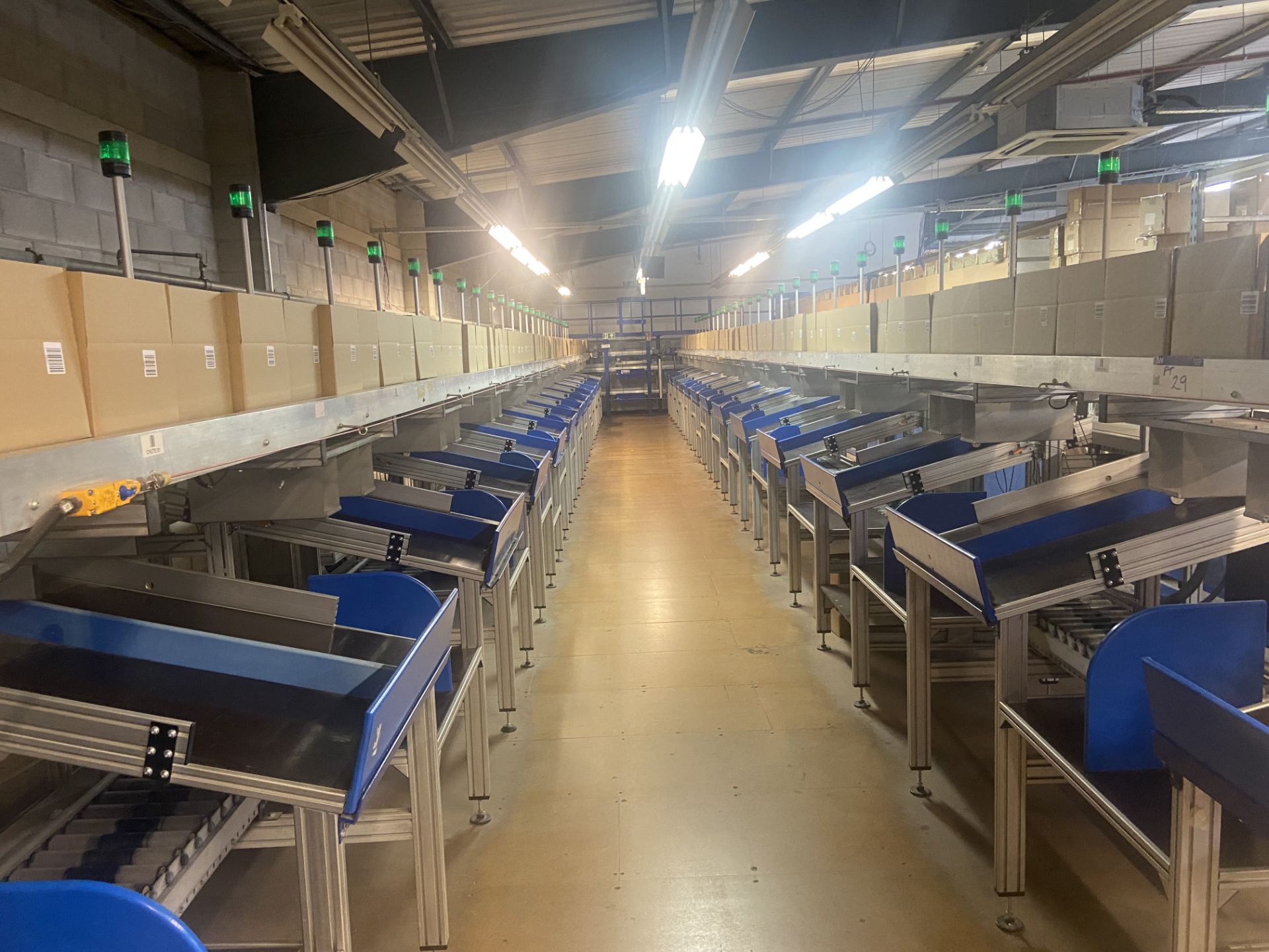 50 STATION ALUMINIUM FRAMED BOX SYSTEM, comprising 53m of belt conveyor, 48m of roller conveyor, six - Image 10 of 24