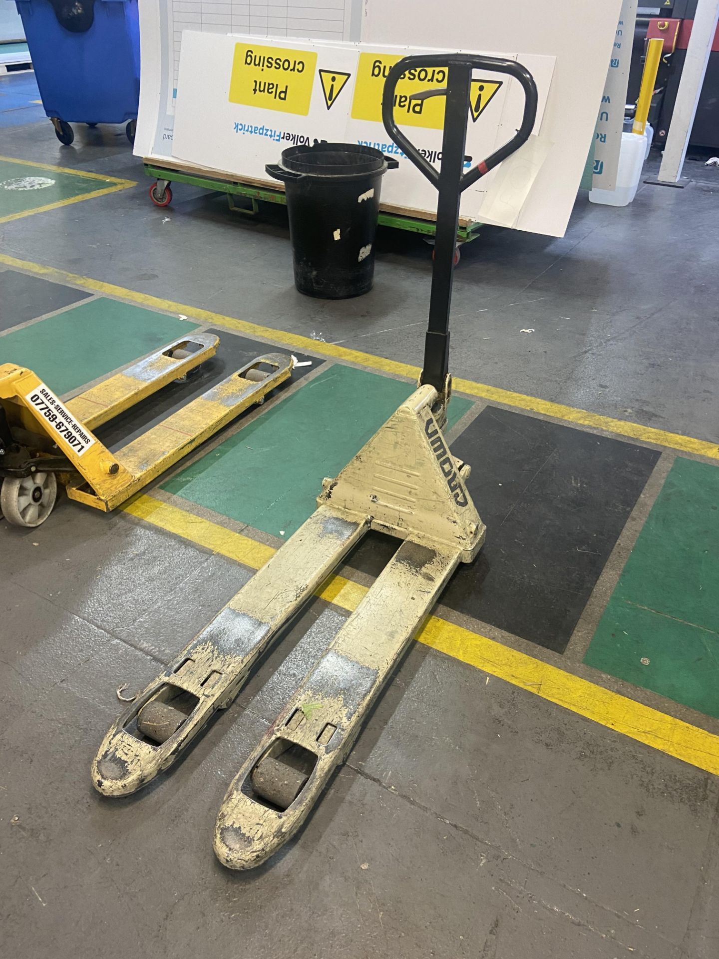 Crown Hand Hydraulic Pallet Truck Please read the following important notes:- ***Overseas buyers -
