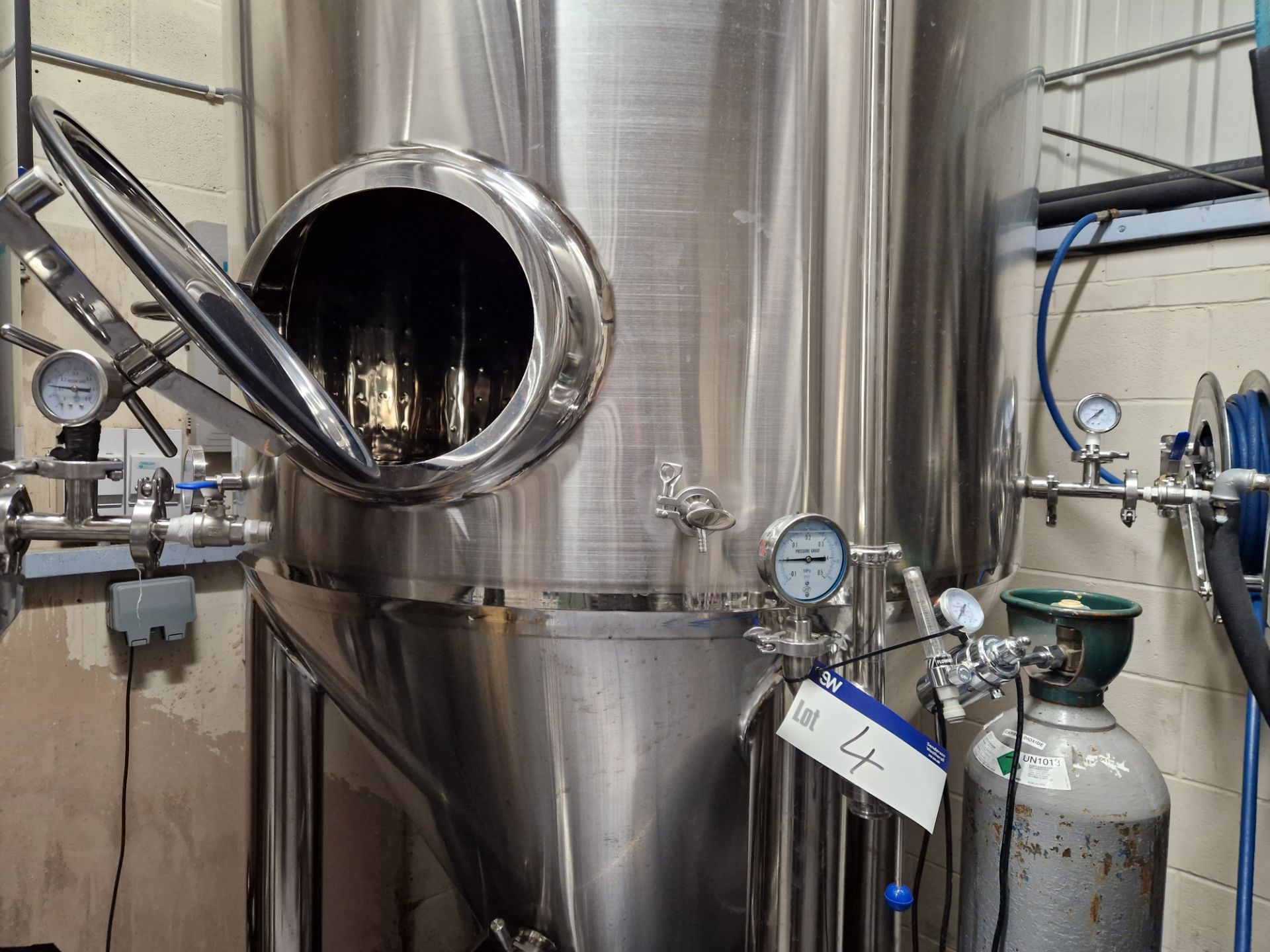 Willis/ Hangzhou Kuangbo 3000L Double Jacketed Insulated Stainless Steel Beer Tank/Fermenter, serial - Image 3 of 5