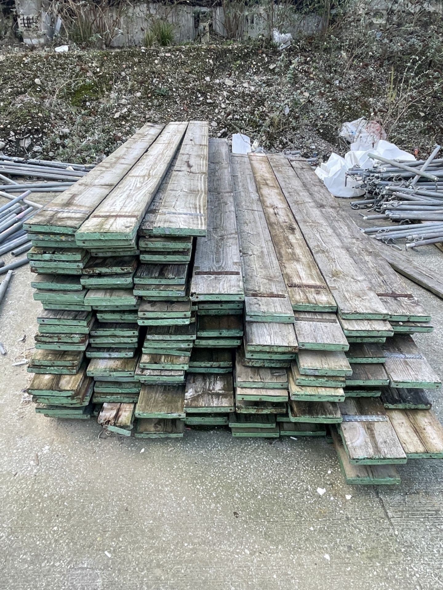 APPROX. 1600 SCAFFOLD BOARDS, mainly 3.9m long (excluding scaffolding components) (please note - Image 6 of 8