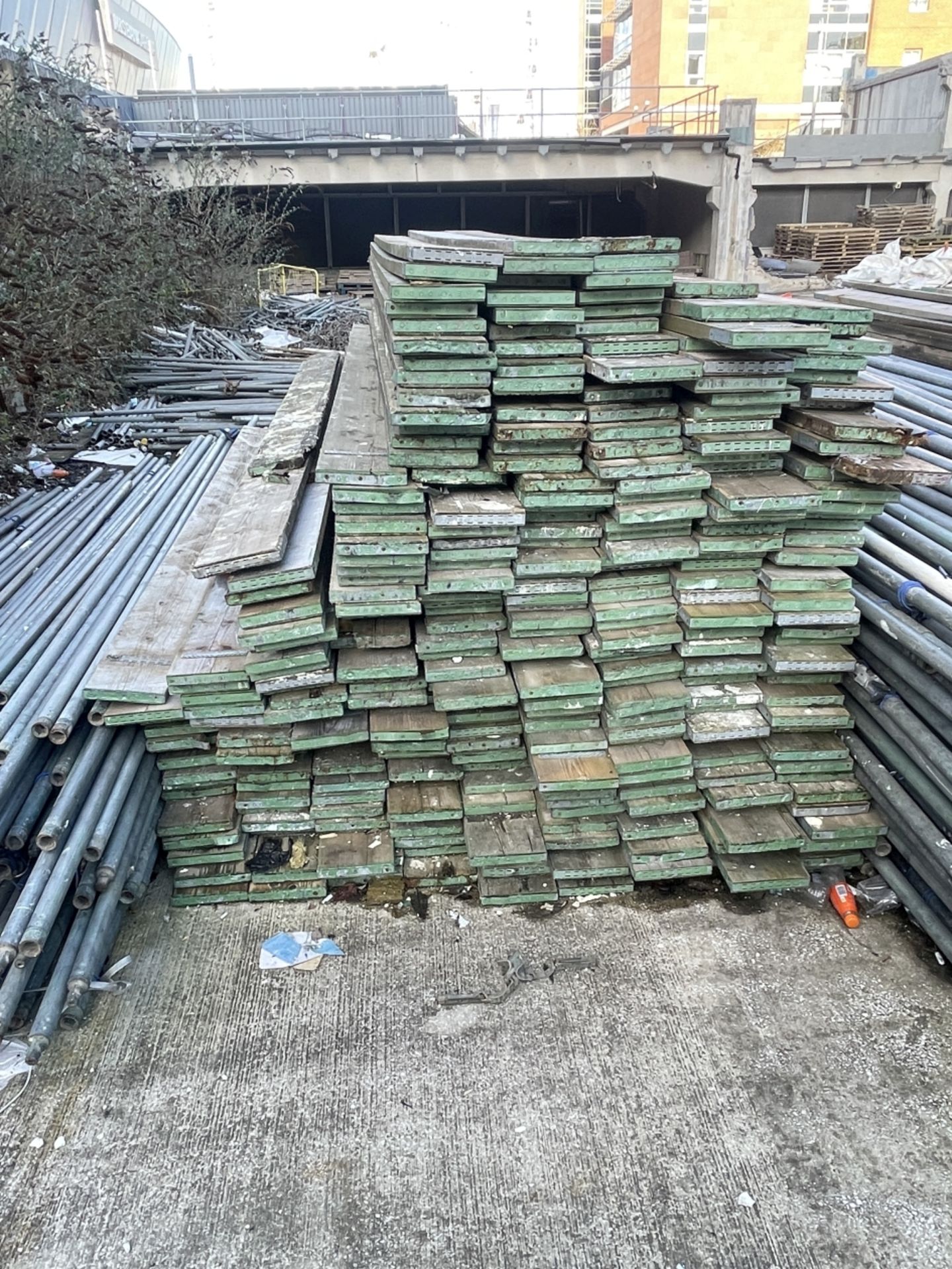 APPROX. 1600 SCAFFOLD BOARDS, mainly 3.9m long (excluding scaffolding components) (please note - Image 7 of 8