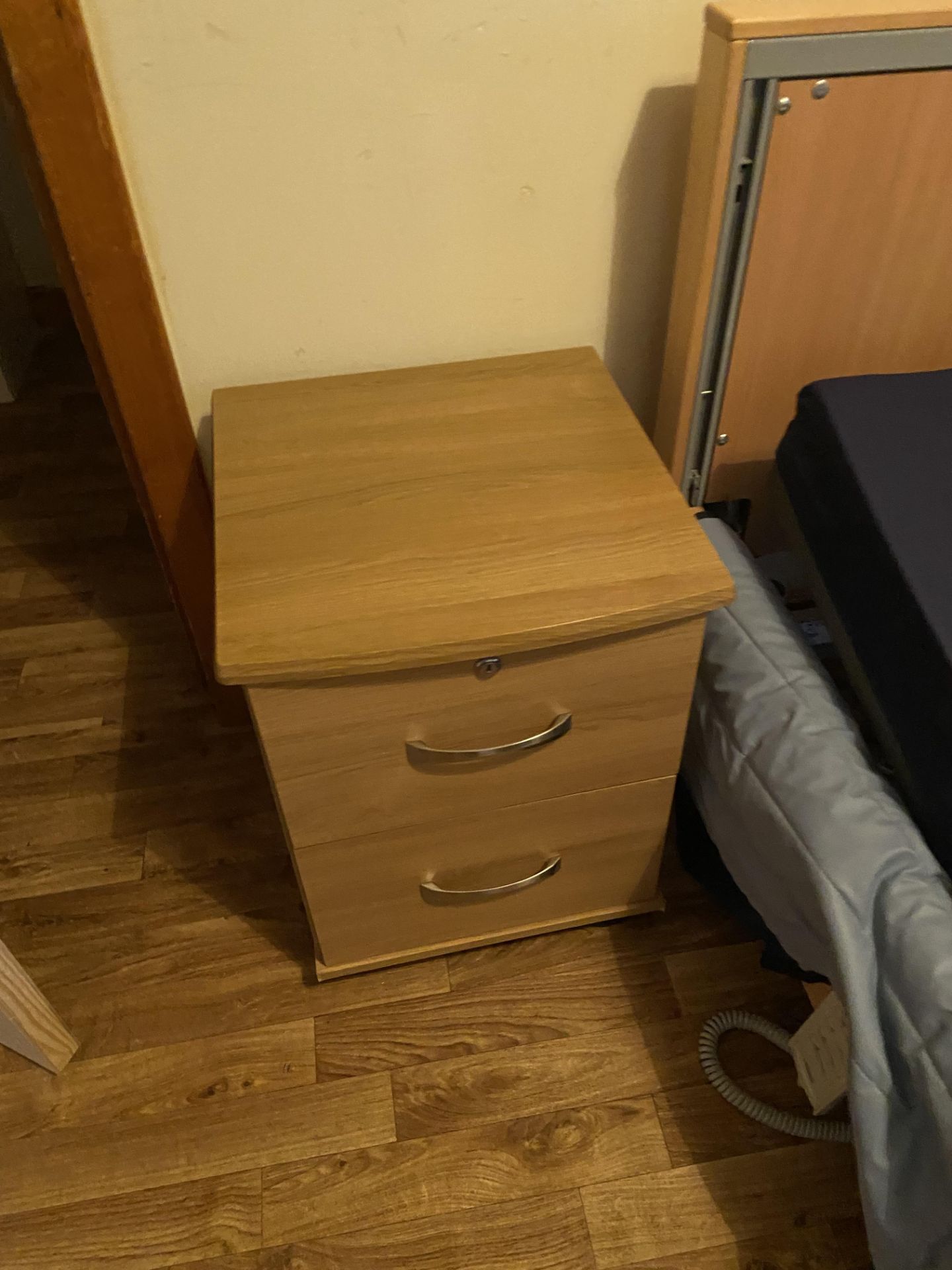 Remaining Bedroom Furniture, including oak laminated wardrobe, three drawer chest-of-drawers and two - Image 3 of 4