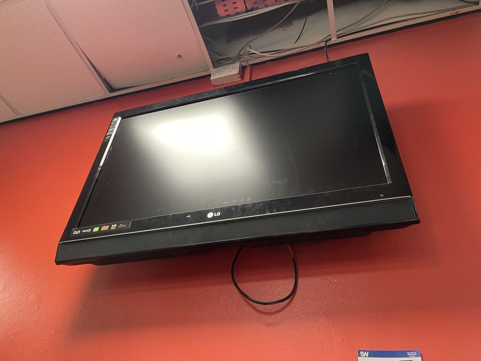 LG 42LC55 Flat Screen Television, with wall bracket (no remote control) Please read the following