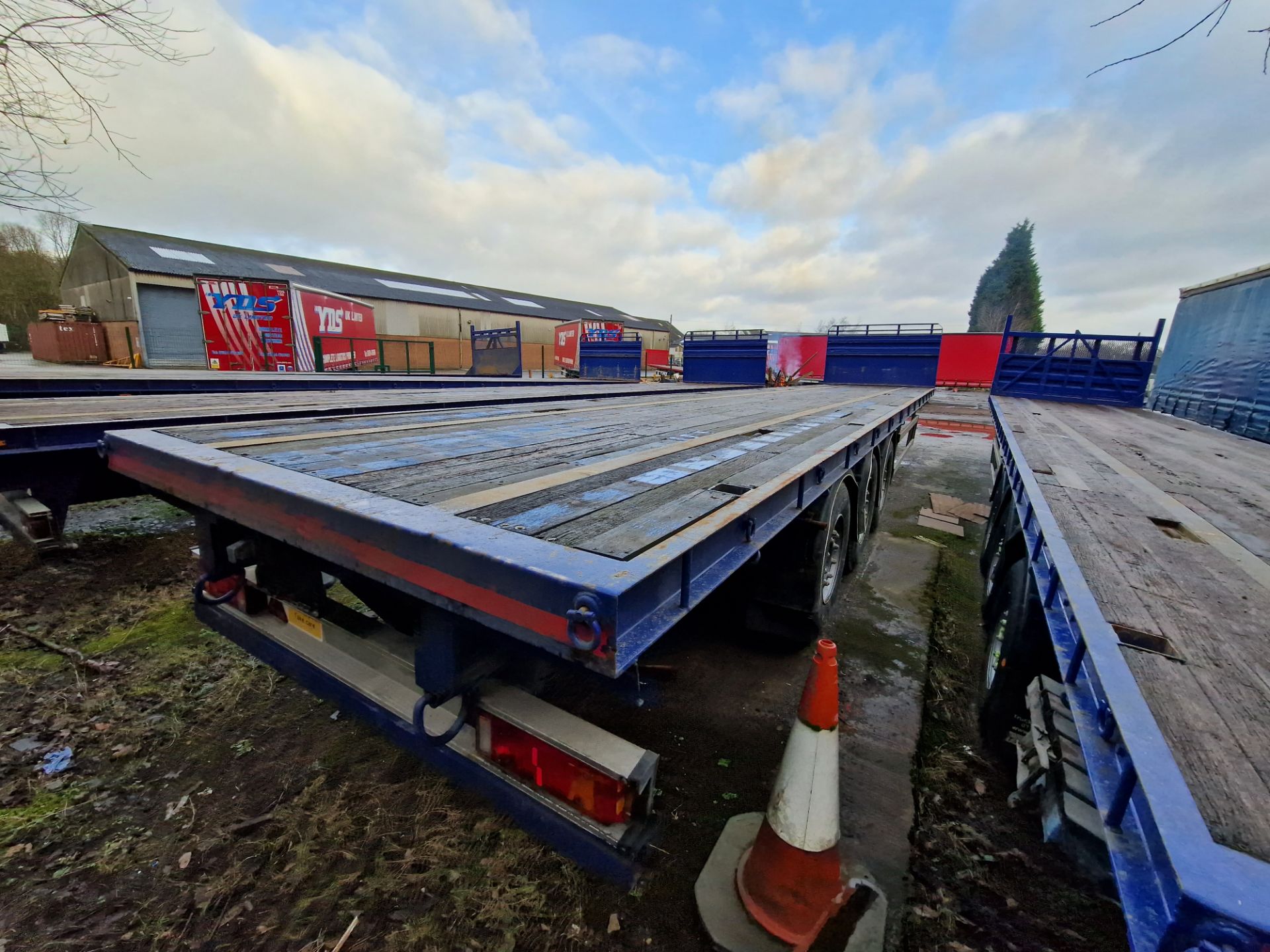 TIRSAN Tri Axle Flatbed Trailer, Chassis No. C116158, Year of Manufacture 2002, Tested until 11/ - Image 3 of 5