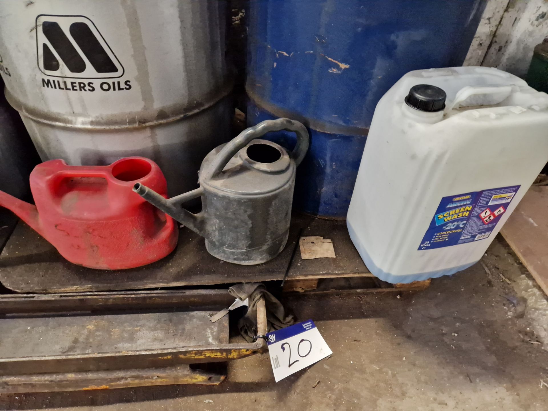 Three Various Oil Drums and Pumps, including EP80W90GL3 Transmission Oil, Delo400RDSSAE10W-40 - Image 3 of 6