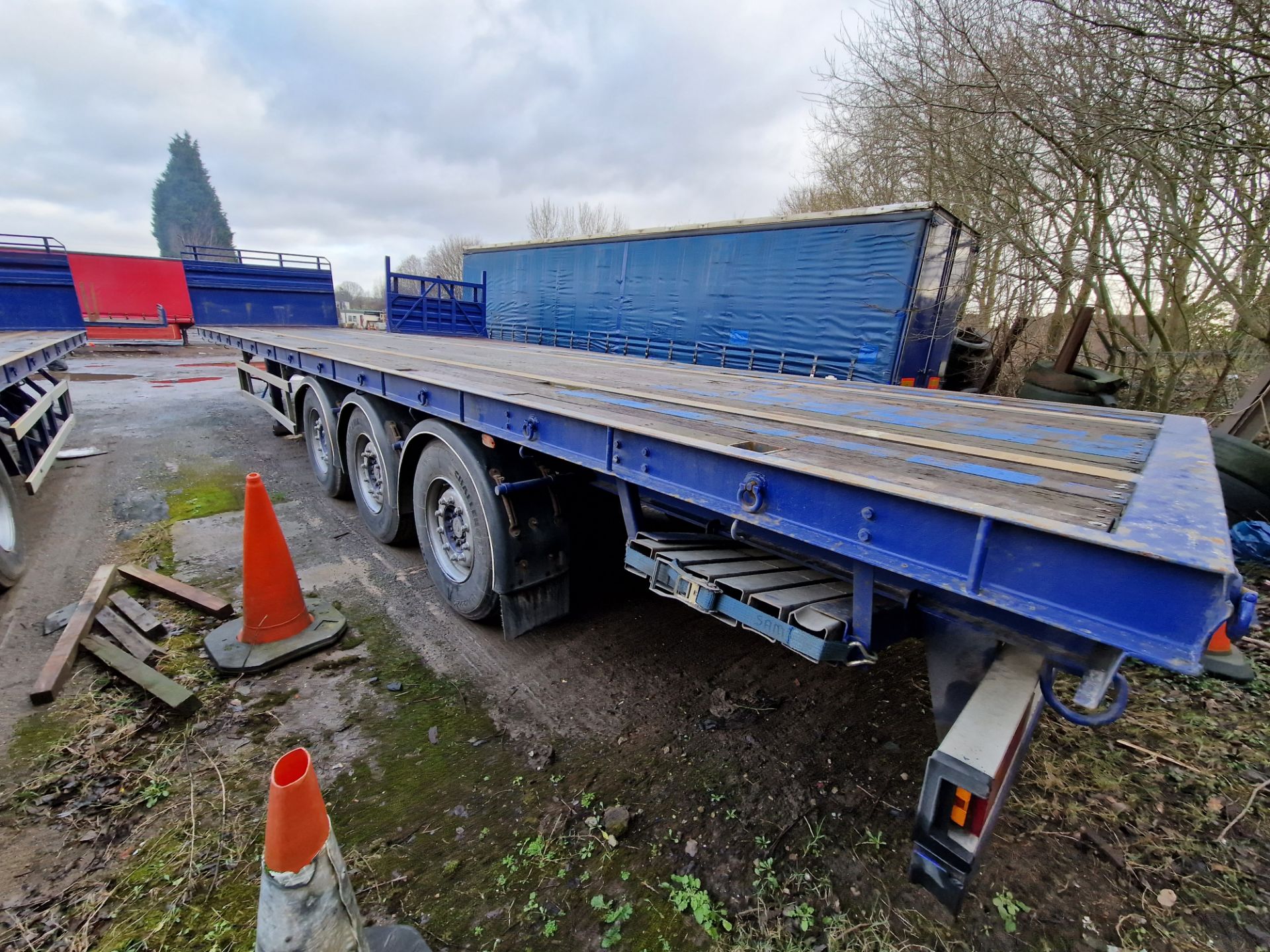 TIRSAN Tri Axle Flatbed Trailer, Chassis No. C116158, Year of Manufacture 2002, Tested until 11/ - Image 4 of 5