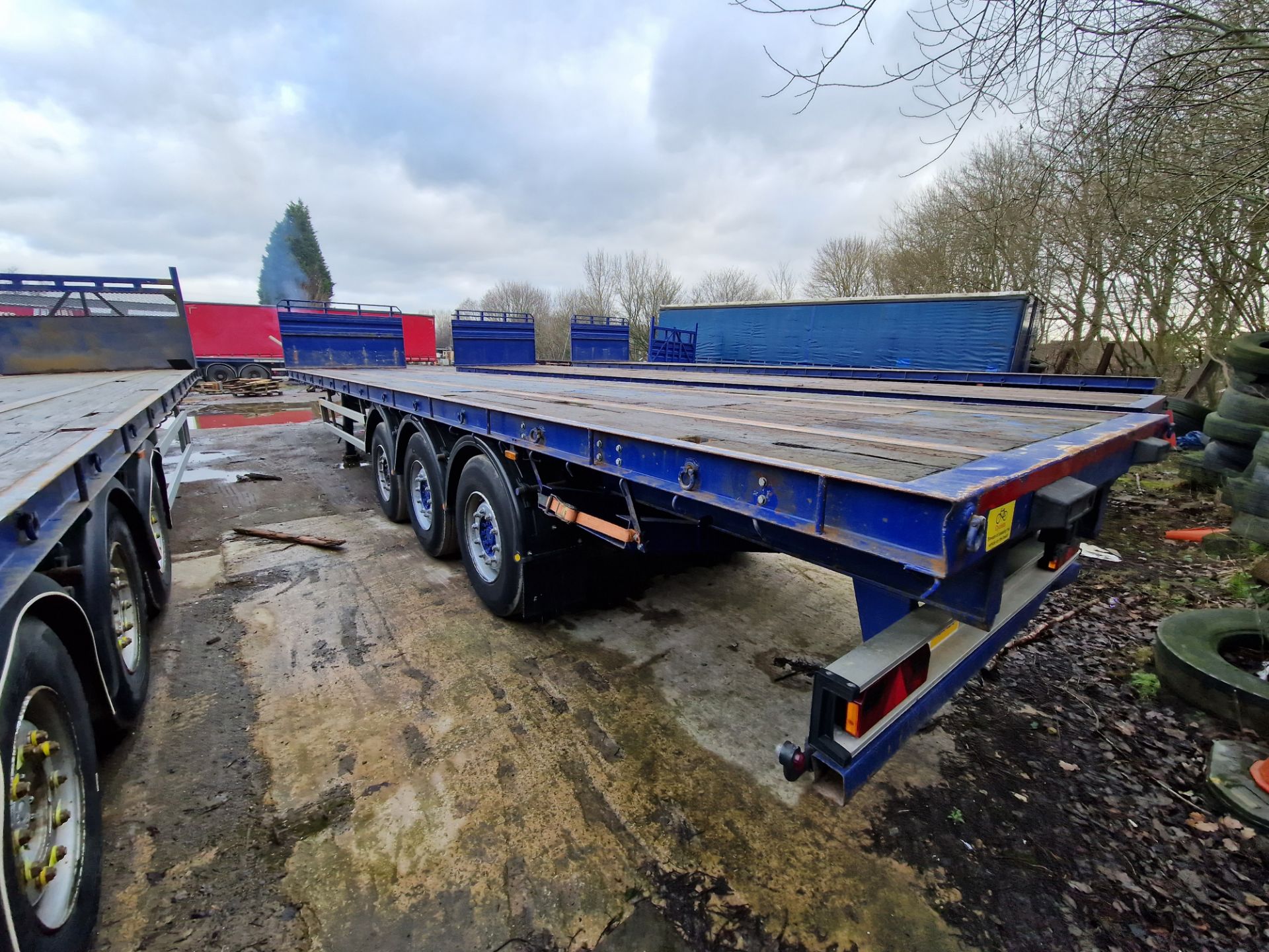 TIRSAN Tri Axle Flatbed Trailer, Chassis No. C142470, Year of Manufacture 2003, Tested until 12/ - Image 4 of 5
