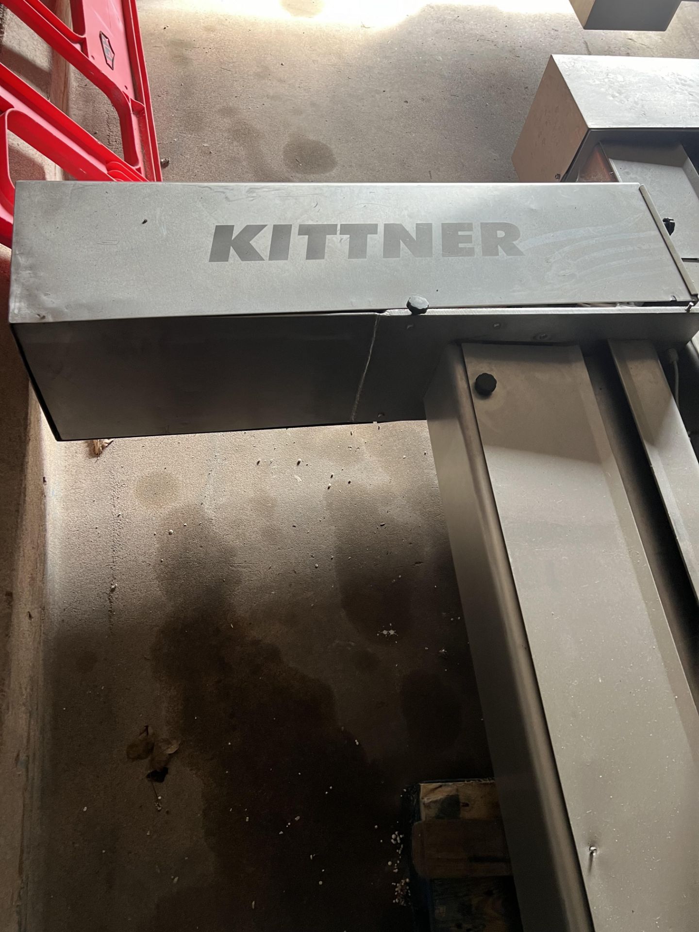 Kittner KHV30-20 Tote Bin Hoist/ Tipper, tips at approx. 2m, 3m high x 1m wide overall, lift out - Image 4 of 5