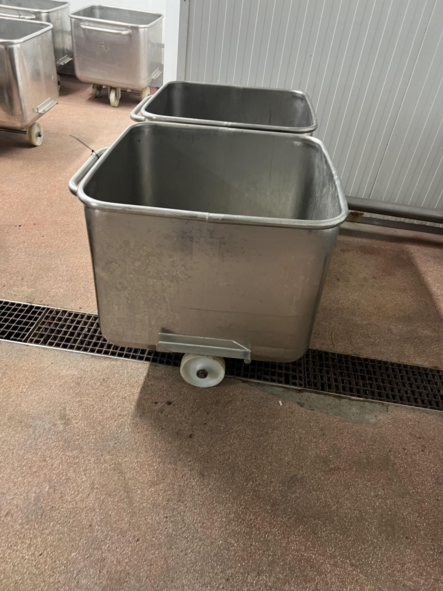Two Tote Bins, lift out charge - £20 + VAT, lot located in Bury St Edmunds, Suffolk Please read - Bild 2 aus 3