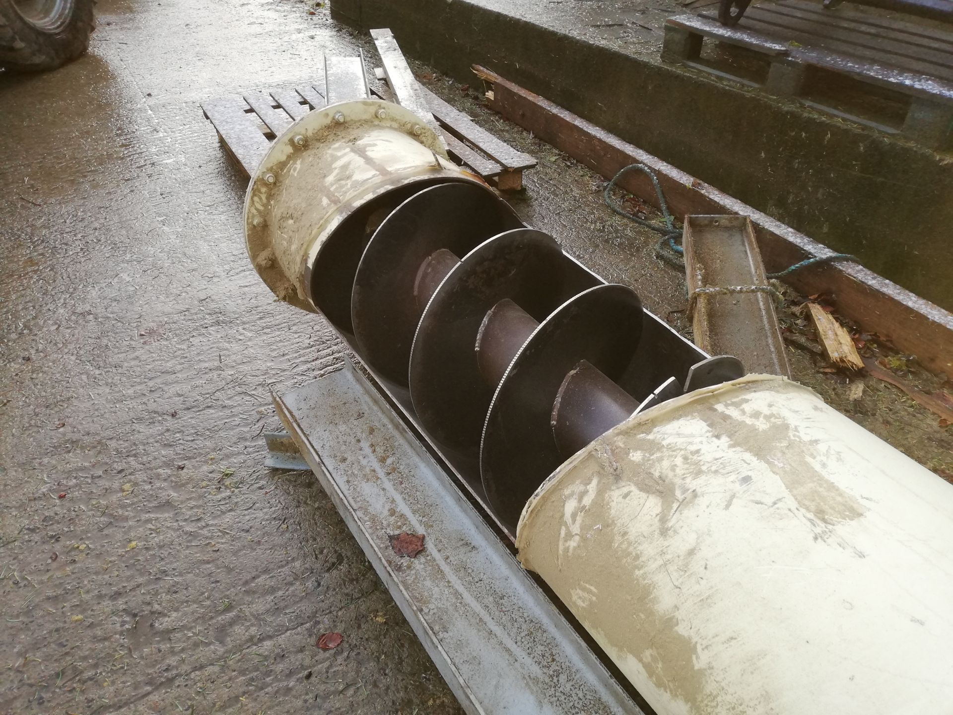 Heavy Duty Round Cased Screw Conveyor, approx. 500mm diameter x 6m long, with a 7.5kW in line geared - Bild 2 aus 3