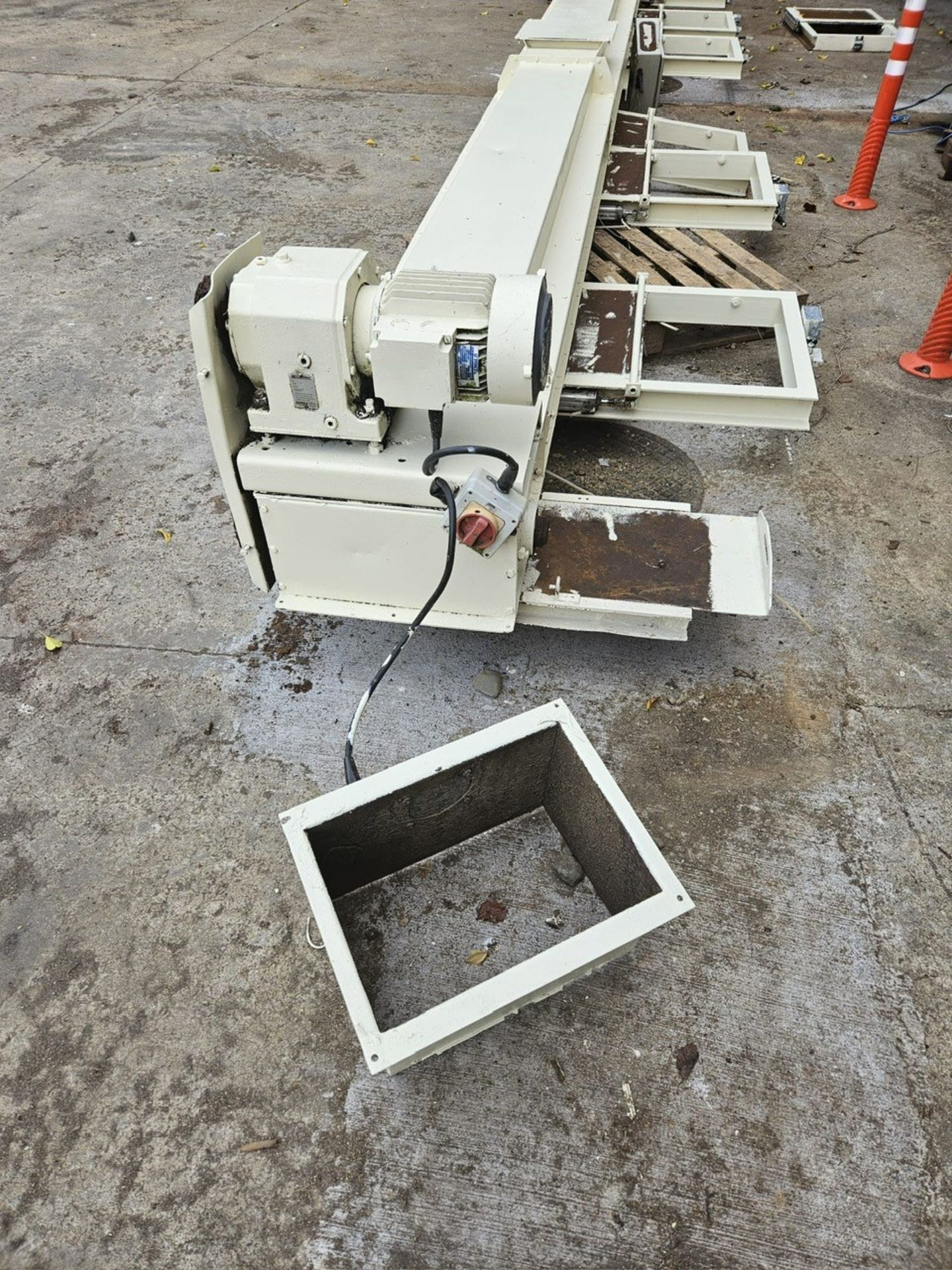 Miltech CF33 Chain & Scraper Conveyor, with geared electric motor drive, nine discharge outlets - Image 8 of 9