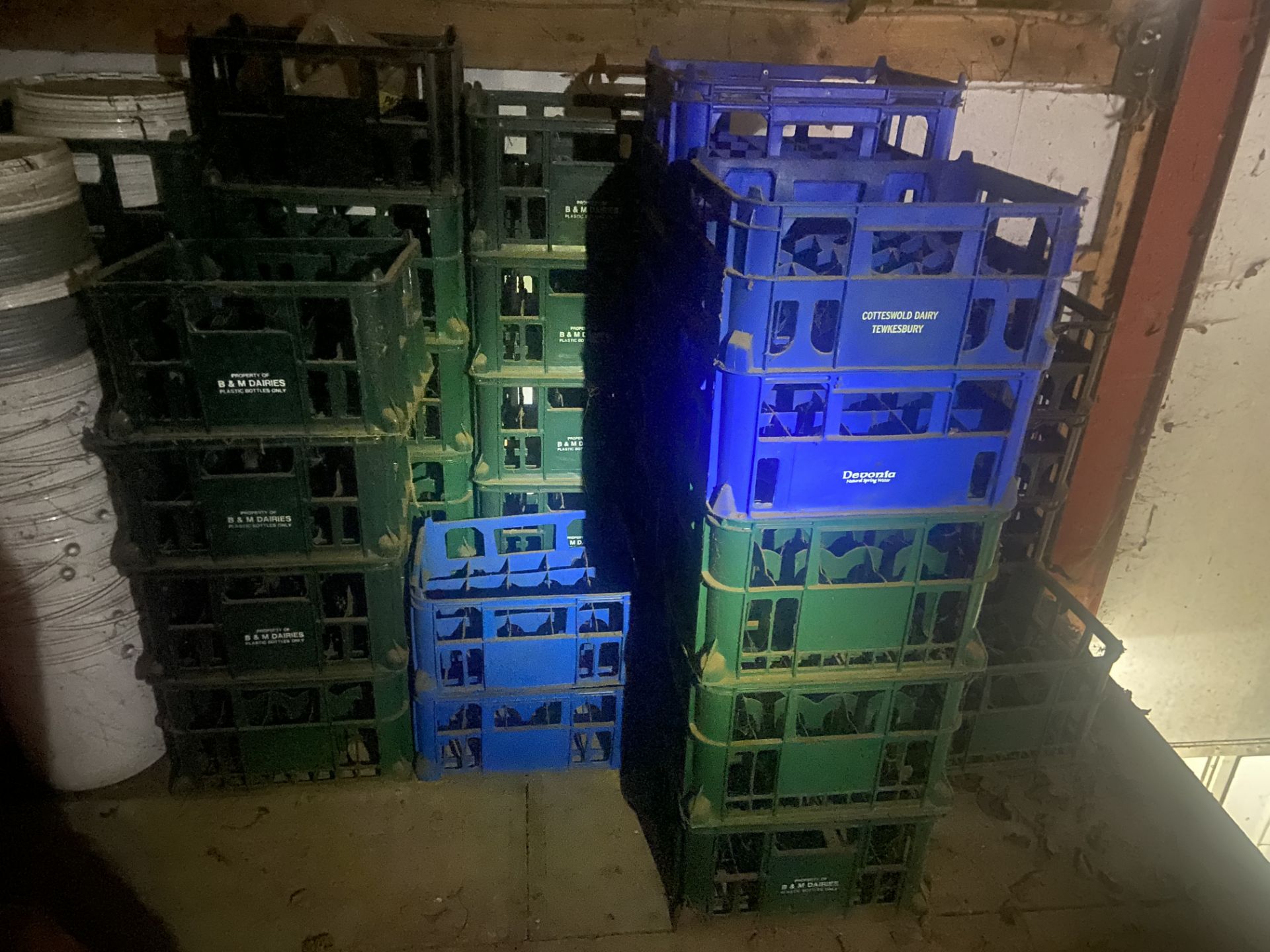 Approx. 350 Assorted Plastic Milk Crates, on cold room roof and in cold room Please read the - Image 3 of 8