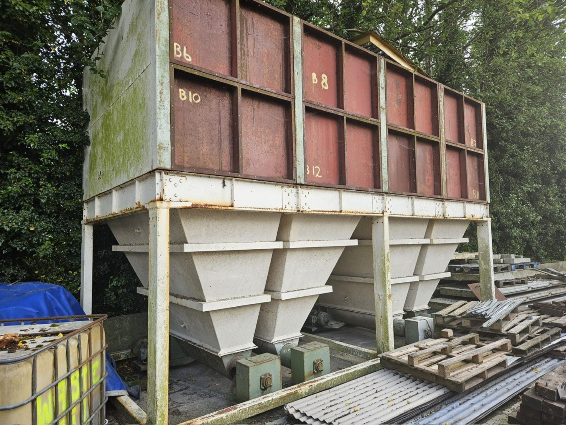 Discharge Bins Hopper, with four tapered screw dischargers on the outlets, approx. 6.1m long x 2.