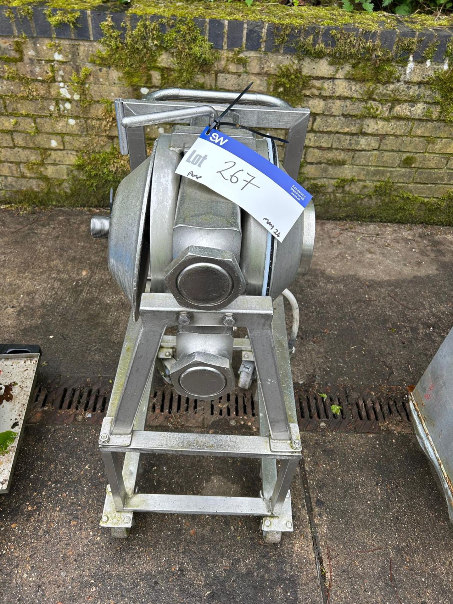 Pump, on mobile stand, lift out charge - £10 + VAT, lot located in Bury St Edmunds, Suffolk Please - Bild 3 aus 3