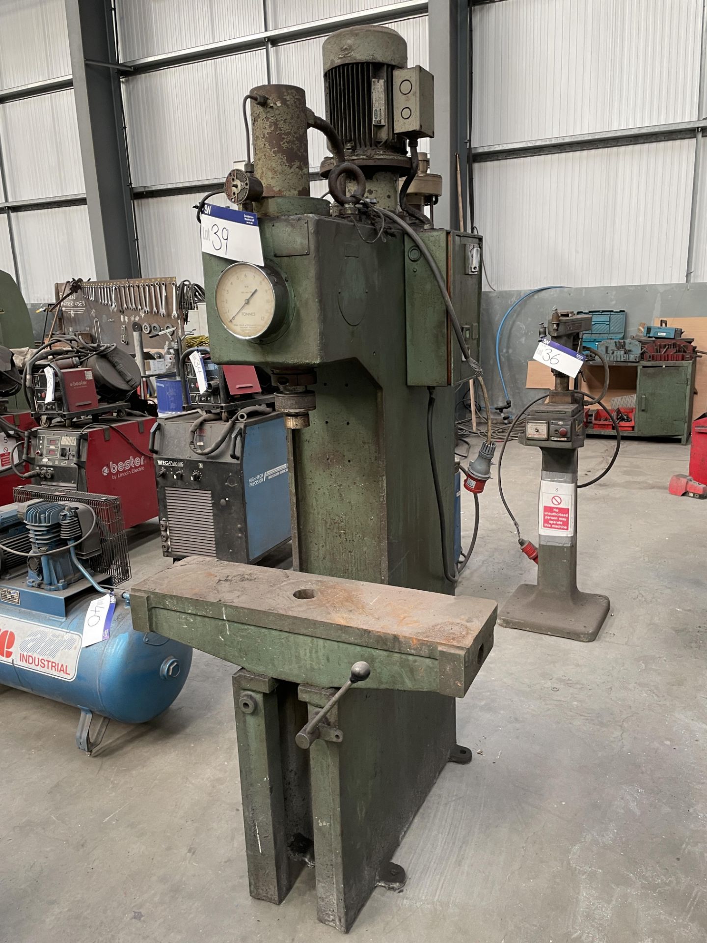 Mills Hydraulic Press, serial no. 52071, with table approx. 910mm x 250mm, lot located at Ocean