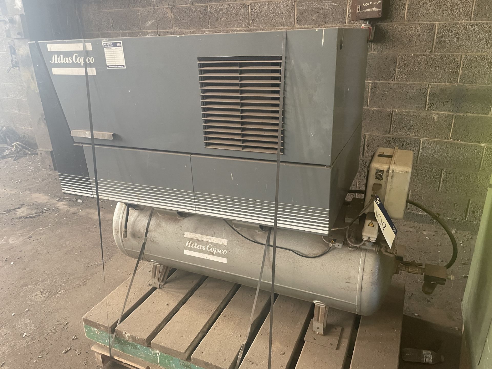 Atlas Copco LE HORIZONTAL RECEIVER MOUNTED AIR COMPRESSOR, lot located at Cochranes Wharf, - Image 2 of 3