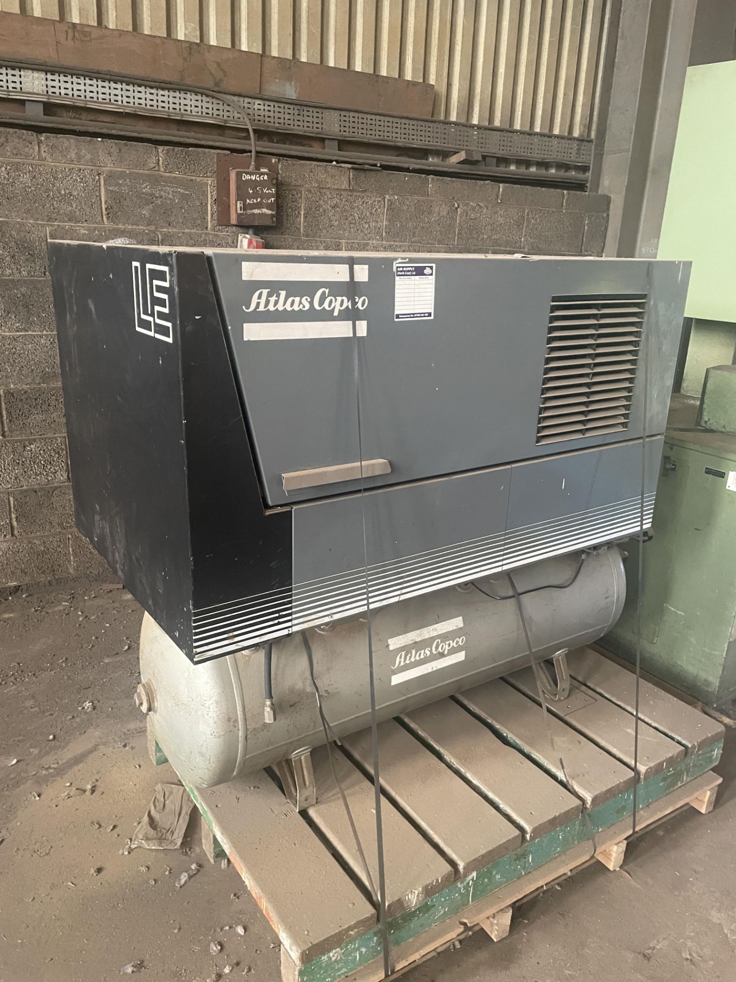 Atlas Copco LE HORIZONTAL RECEIVER MOUNTED AIR COMPRESSOR, lot located at Cochranes Wharf,