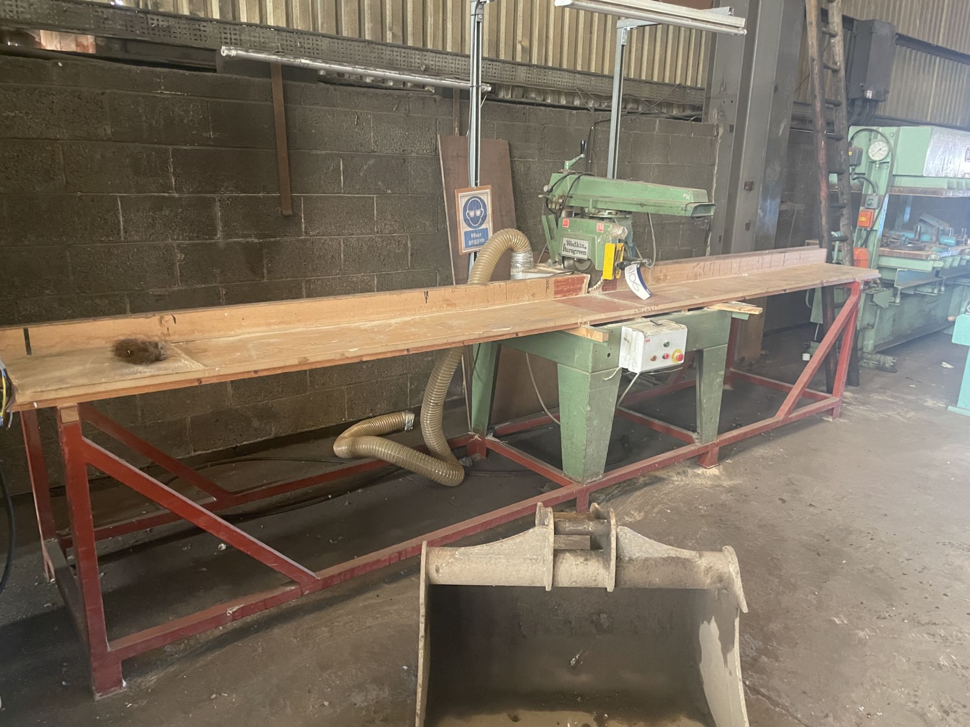 Wadkin Bursgreen PULLOVER CROSSCUT SAW, with steel framed benching as fitted, with 320mm dia. - Bild 2 aus 5