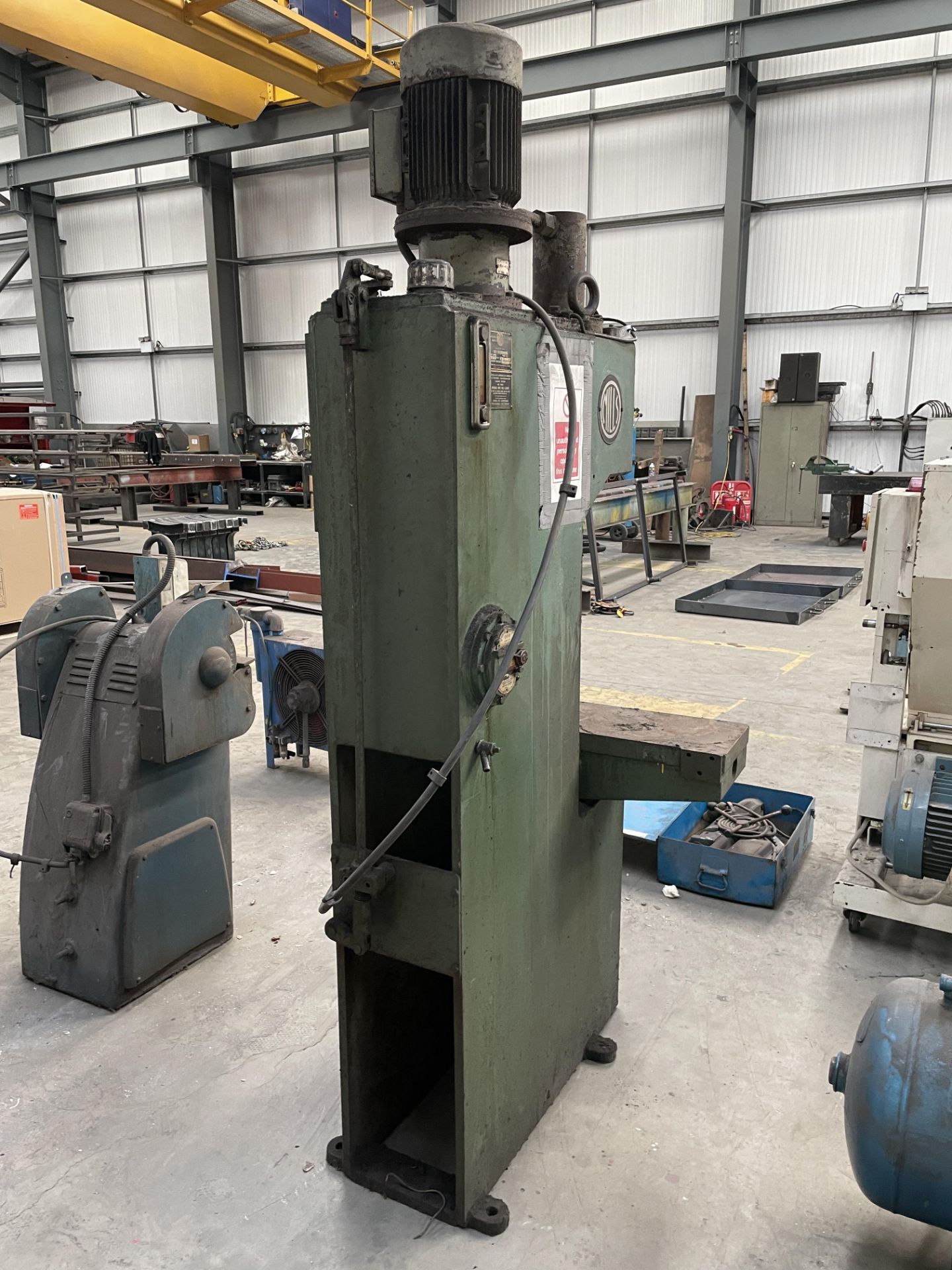 Mills Hydraulic Press, serial no. 52071, with table approx. 910mm x 250mm, lot located at Ocean - Image 3 of 4
