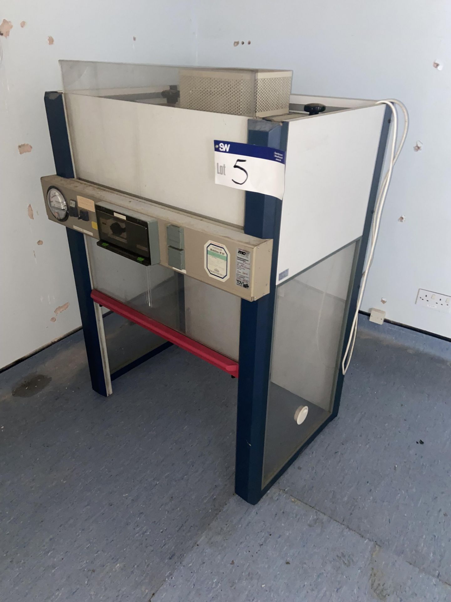 Variolab Fume Extraction Cabinet, approx. 900mm x 560mm x 1.3m high overall Please read the