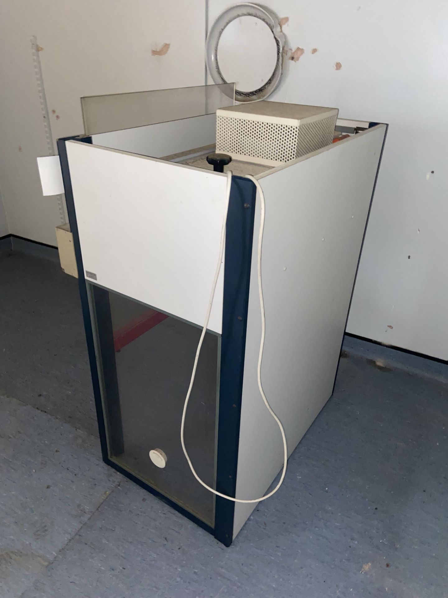 Variolab Fume Extraction Cabinet, approx. 900mm x 560mm x 1.3m high overall Please read the - Image 5 of 5