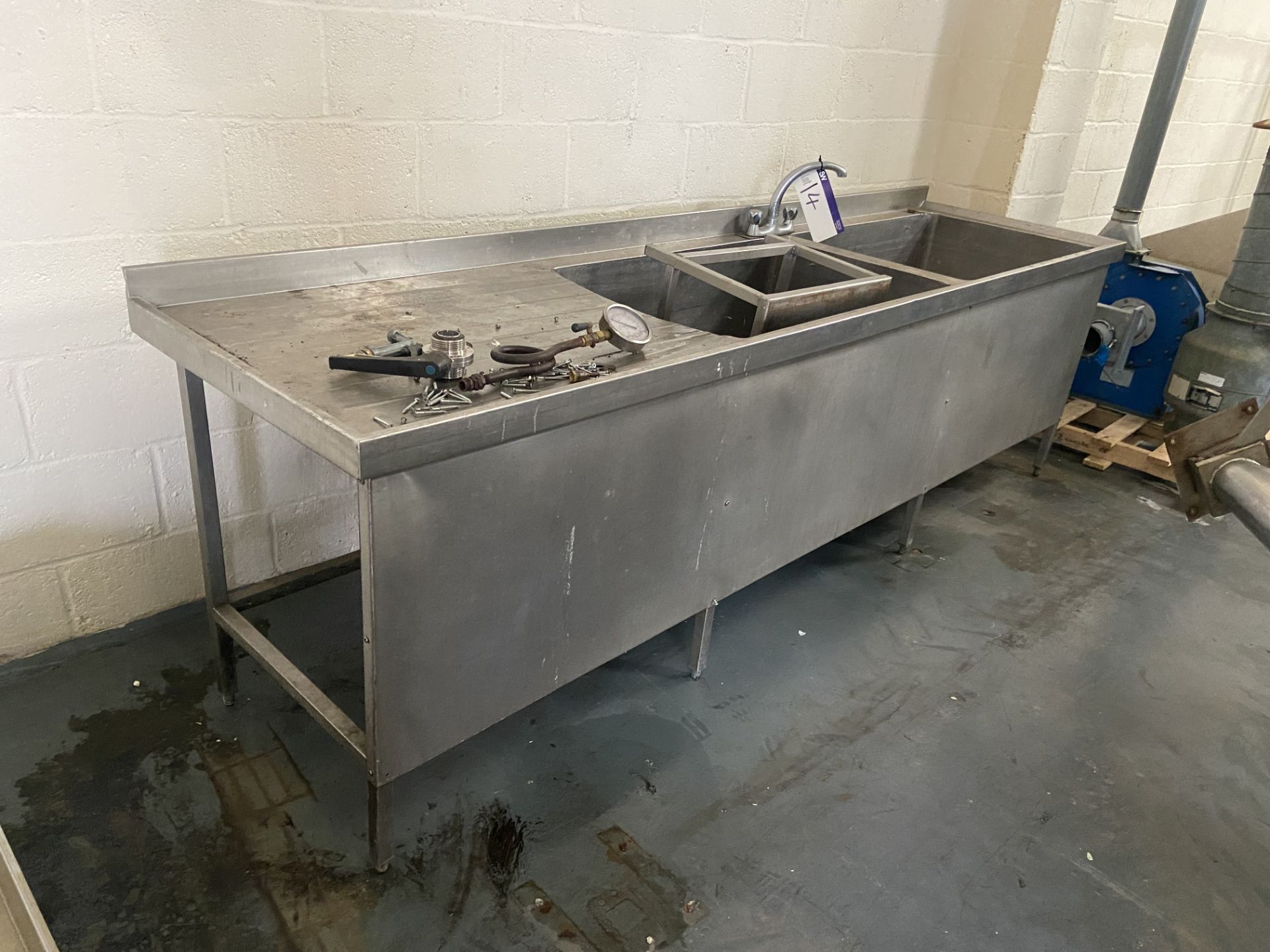 Twin Bowl Stainless Steel Sink Unit, approx. 2.9m x 750mm Please read the following important