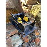 Engcon EC-Oil S40 Bracket, with base plate Please read the following important notes:- Free