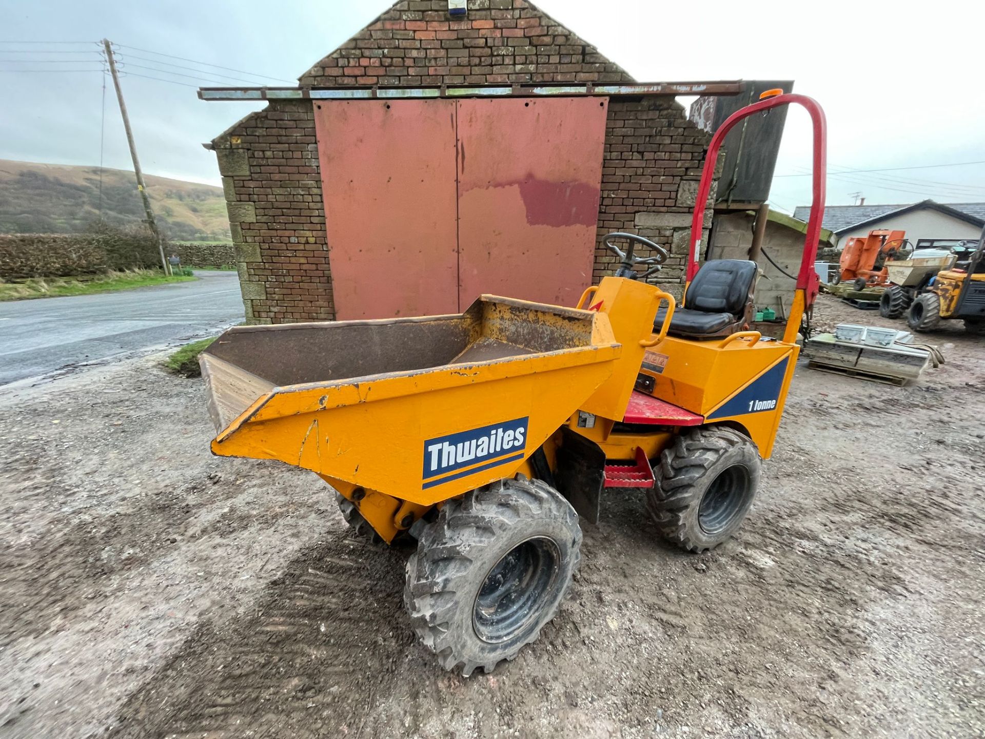 Thwaites 1 tonne ARTICULATED HIGH LIFT DUMPER, VIN SLCM201ZZ402A5734, year of manufacture 2004, mass - Image 2 of 11