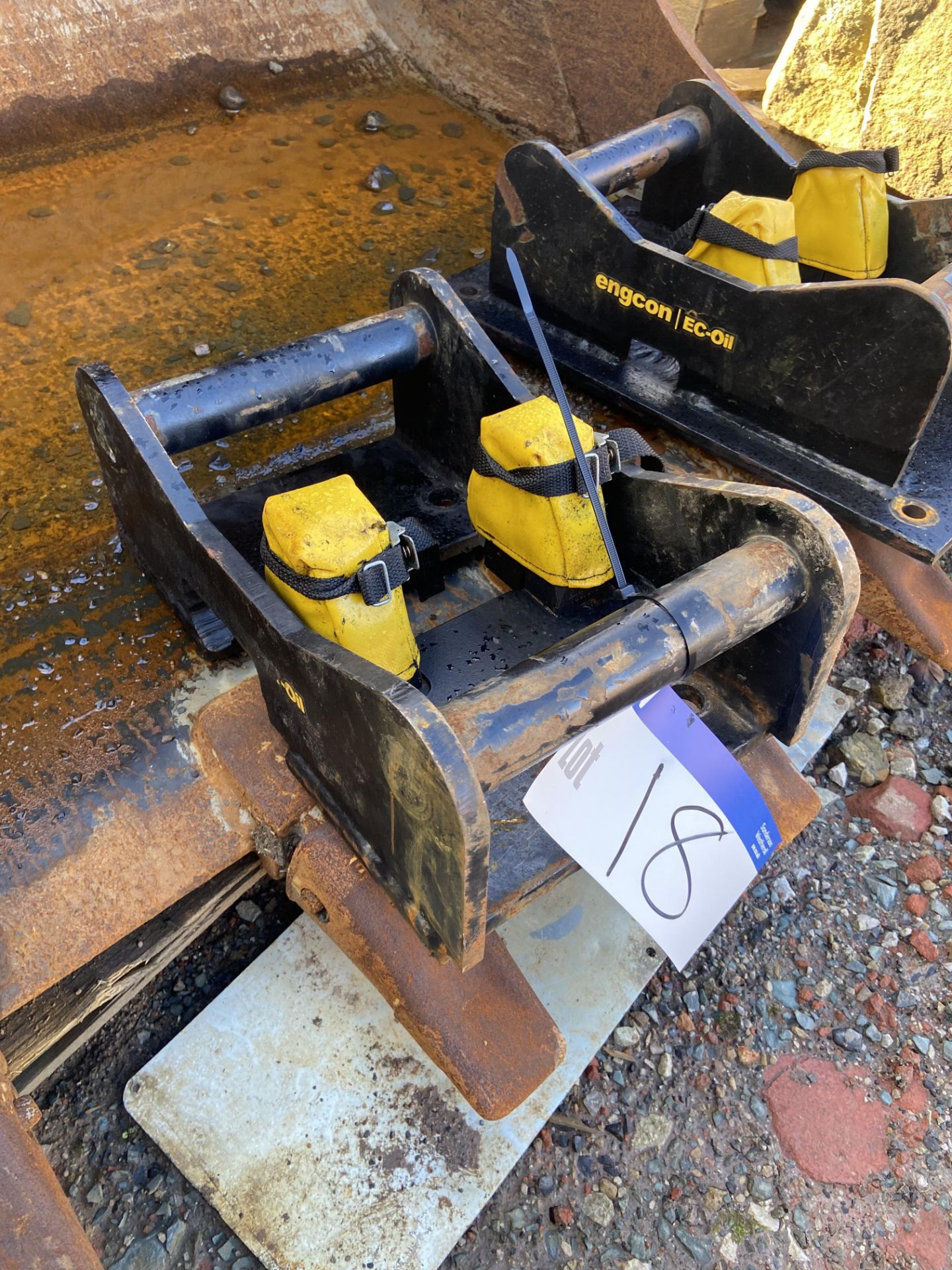 Engcon EC-Oil S40 Bracket, with base plate Please read the following important notes:- Free