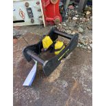 Engcon EC-Oil S40 Bracket, unused Please read the following important notes:- Free loading will be
