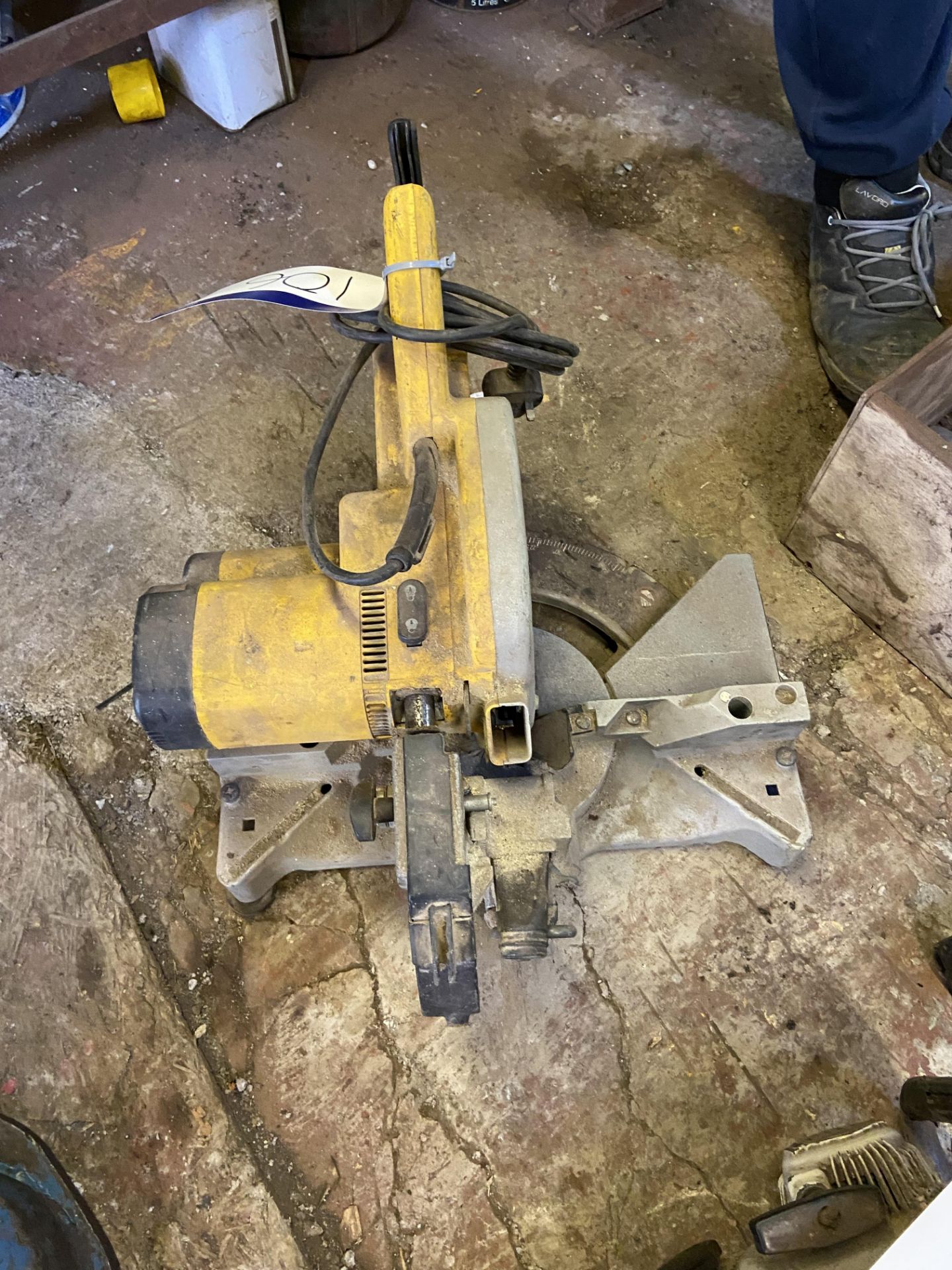 DeWalt Bench Mitre Saw, 240V Please read the following important notes:- Free loading will be - Bild 2 aus 3