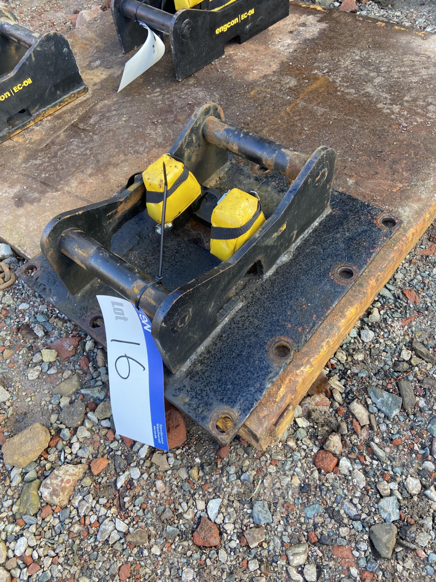 Engcon EC-Oil S40 Bracket, with base plate Please read the following important notes:- Free