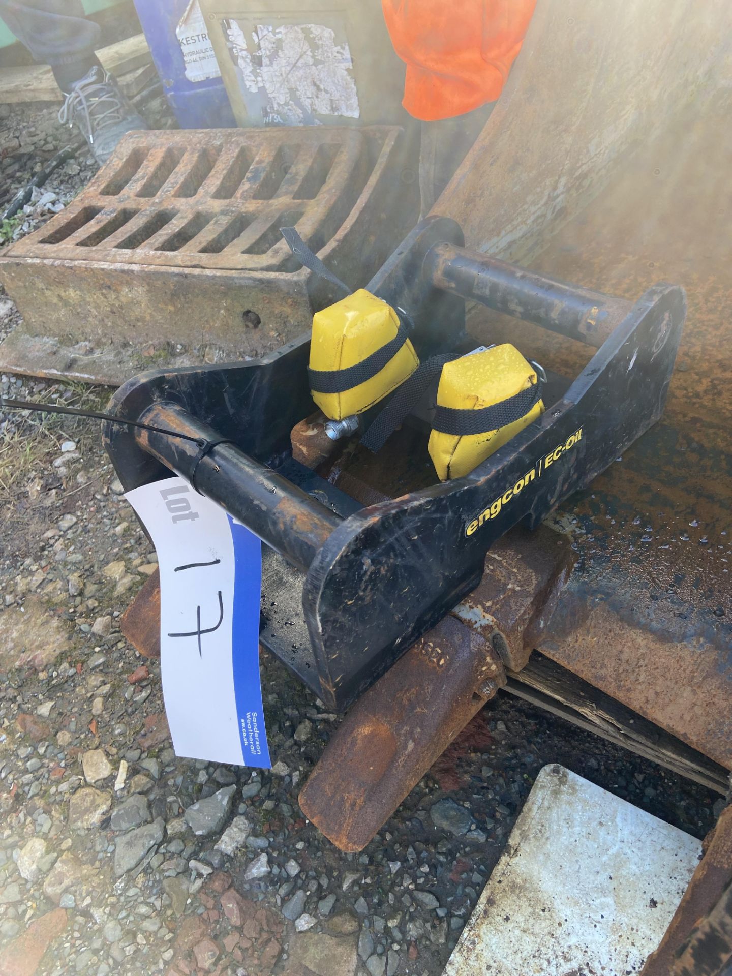 Engcon EC-Oil S40 Bracket, with base plate Please read the following important notes:- Free