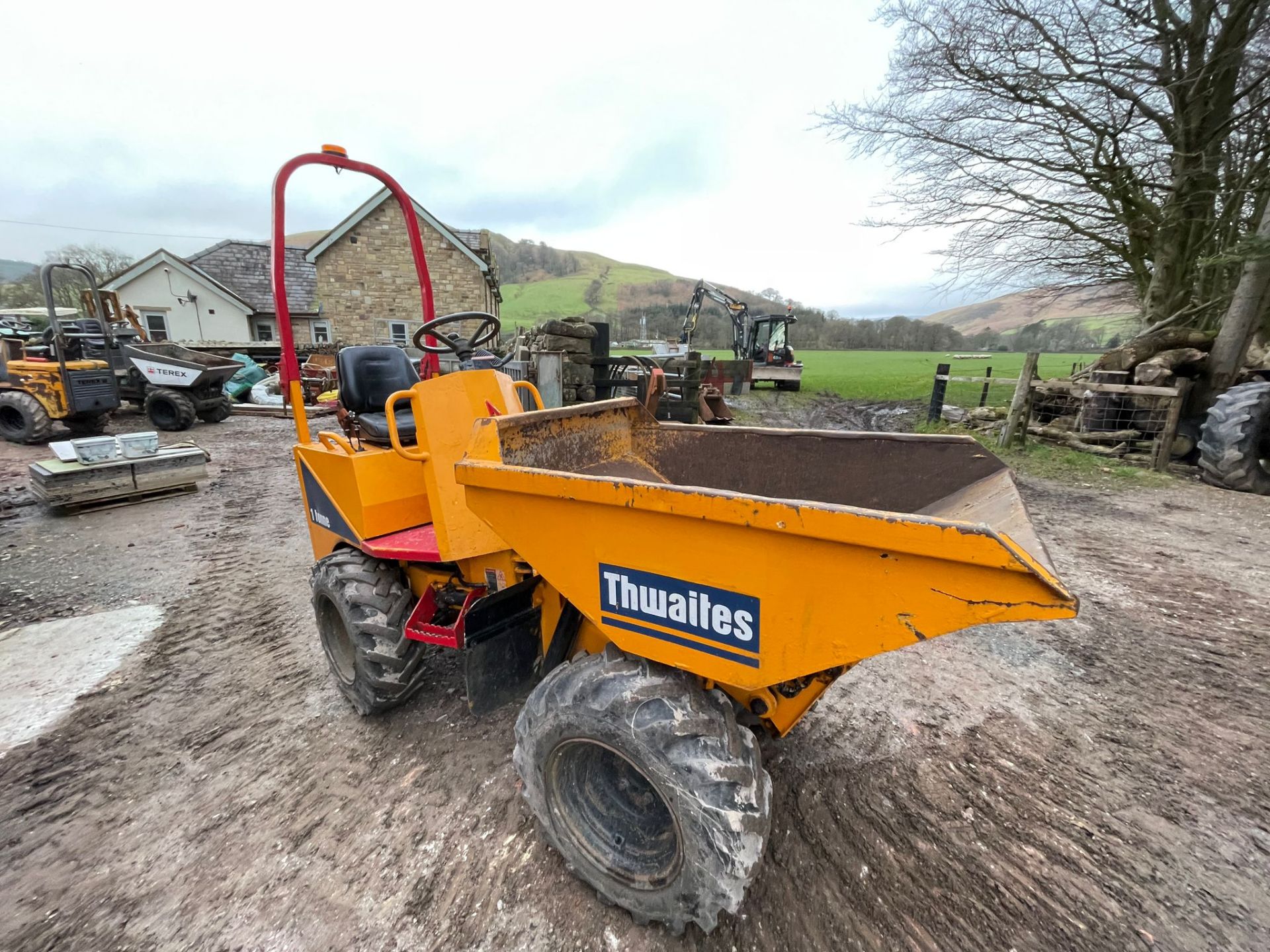 Thwaites 1 tonne ARTICULATED HIGH LIFT DUMPER, VIN SLCM201ZZ402A5734, year of manufacture 2004, mass - Image 3 of 11
