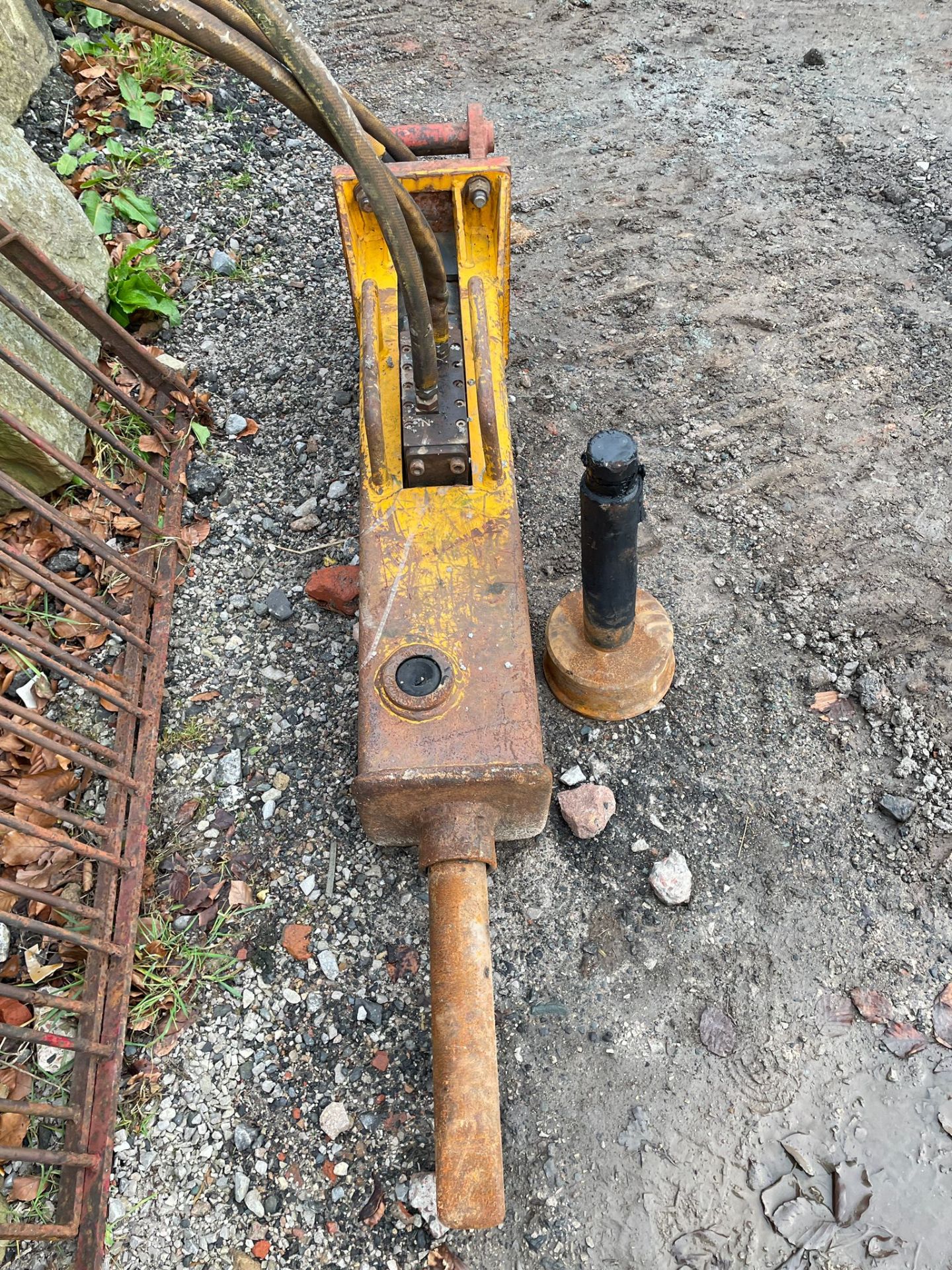 Arrowhead S40 HYDRAULIC BREAKER / PECKER, with chisel and post cup fitting, 45mm pins Please read - Bild 3 aus 3