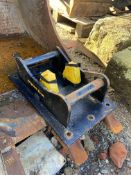 Engcon EC-Oil S40 Bracket, with base plate Please read the following important notes:- Free