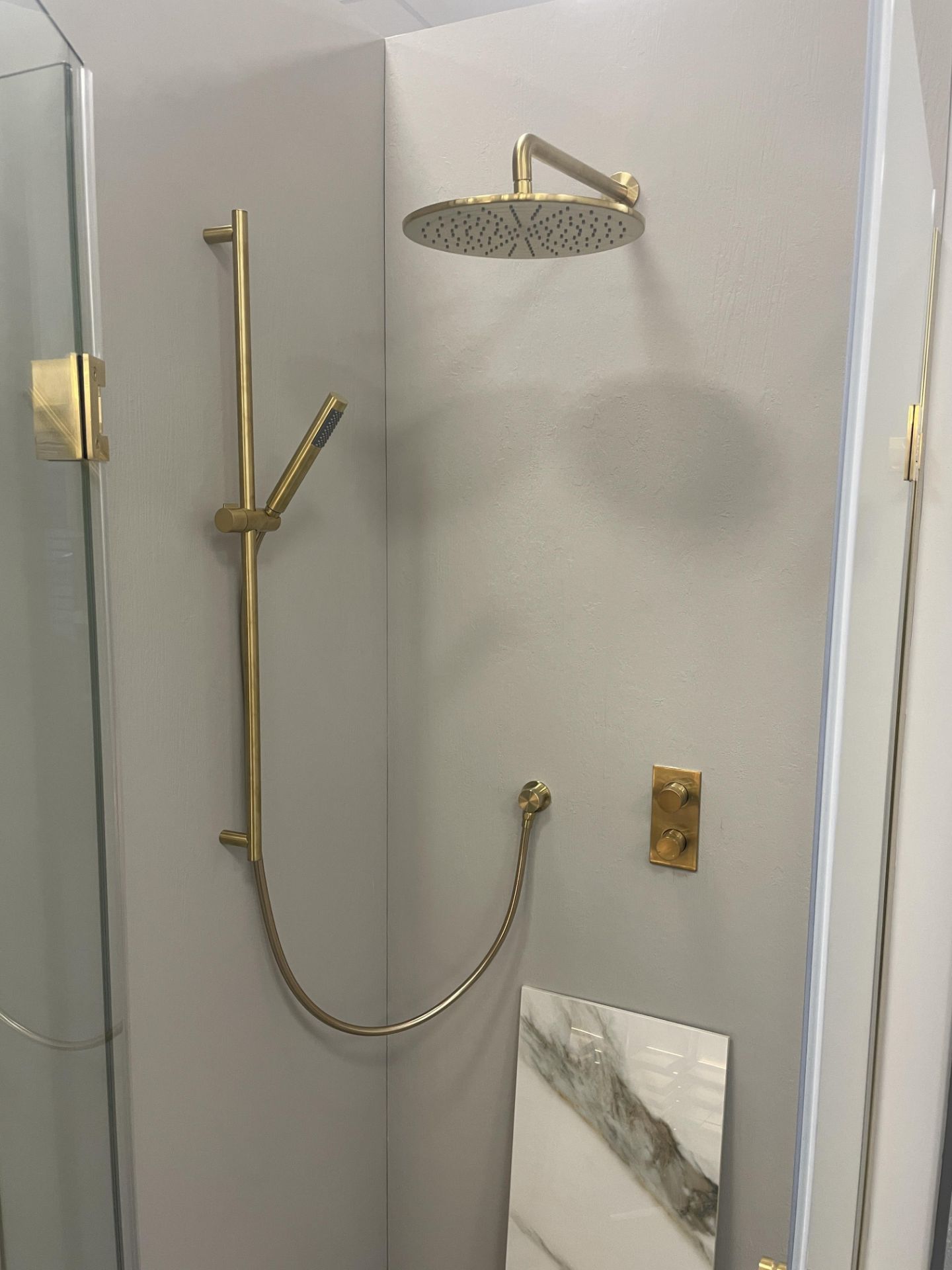 Twin Door Shower Enclosure, approx. 900mm x 900mm, with wall mounted showerhead, flexible showerhead - Image 2 of 3