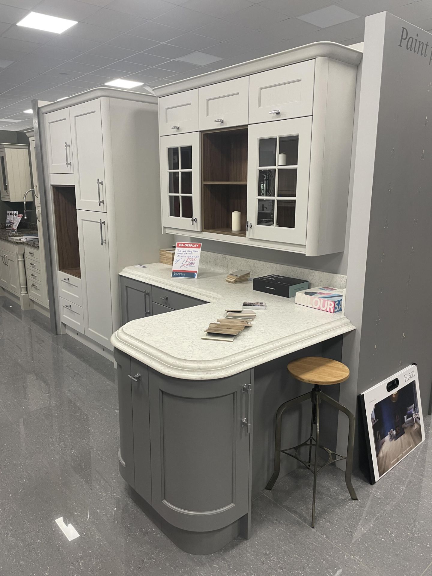 Masterclass Kitchens Ashbourne TWO TONE GREY SOLID WOOD KITCHEN UNIT, with cabinets, quartz top - Image 2 of 5