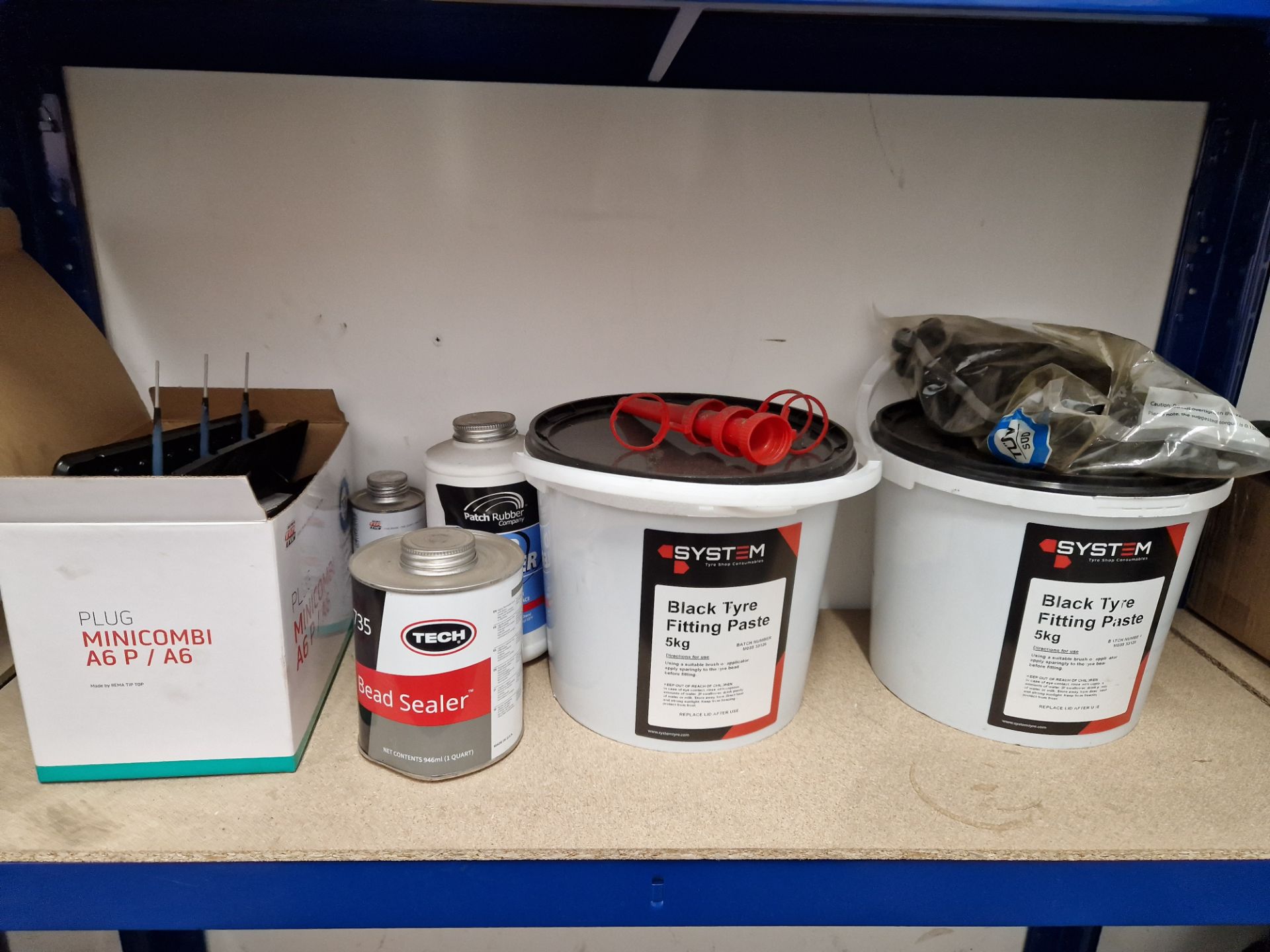 Contents to One bay of Racking, including Hydraulic Fluids, Surface Cleaner, Oil Seal, Anti Cease - Bild 4 aus 4