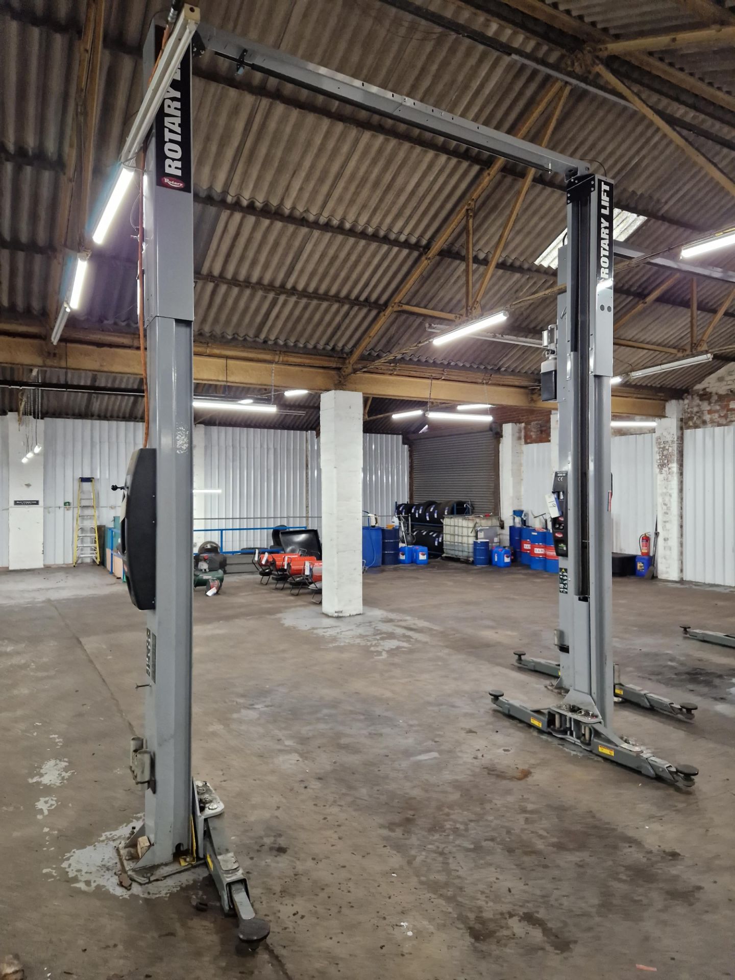 Rotary SPOA4M-AP-5 Twin Post Vehicle Lift, 4500KG Capacity, Year of Manufacture 2021, Serial No. - Bild 2 aus 5