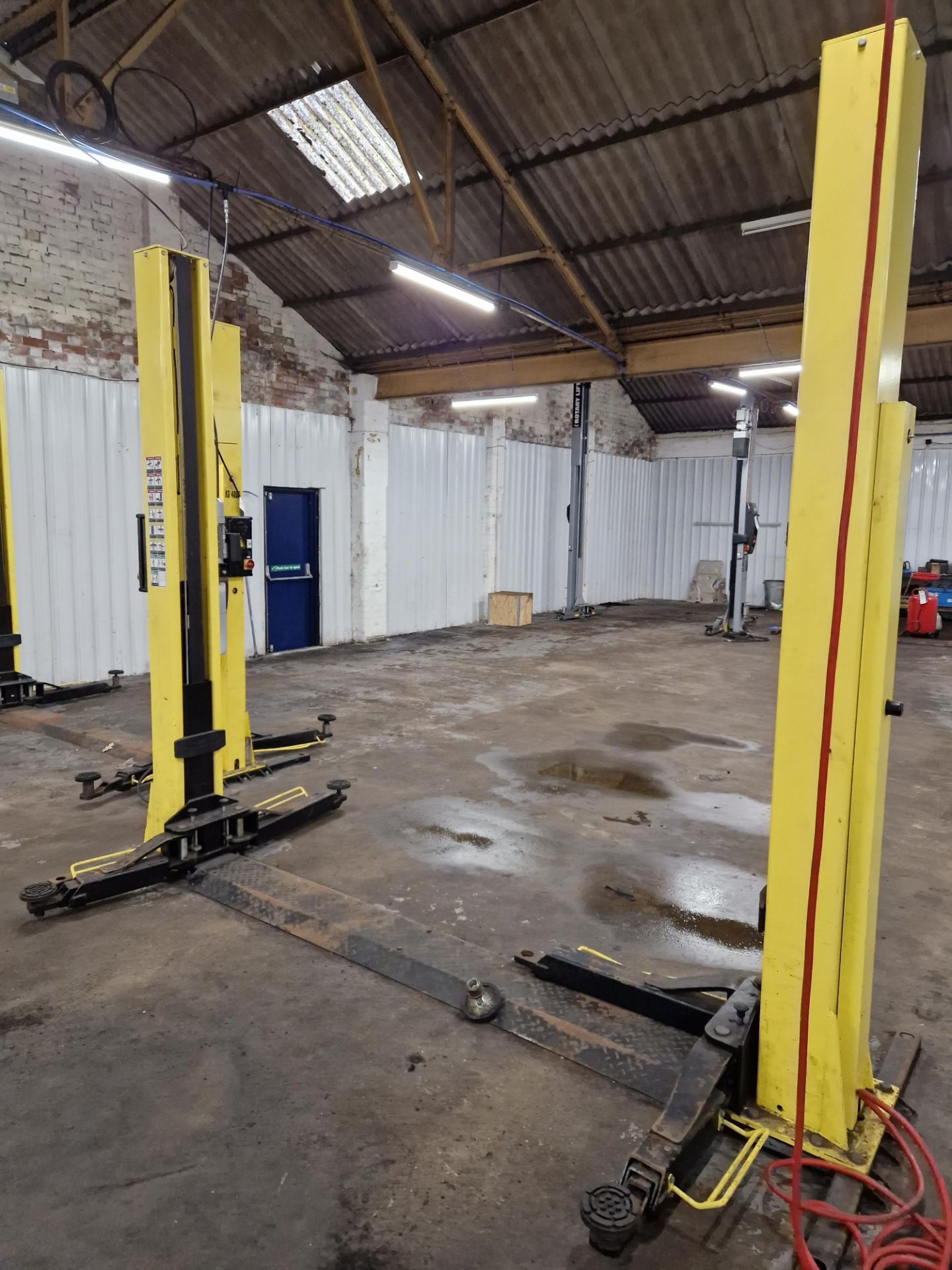 Dunlop Garage Equipment DL240/1 Twin Post Vehicle Lift, 4000KG Capacity, Year of Manufacture 2017, - Image 2 of 5