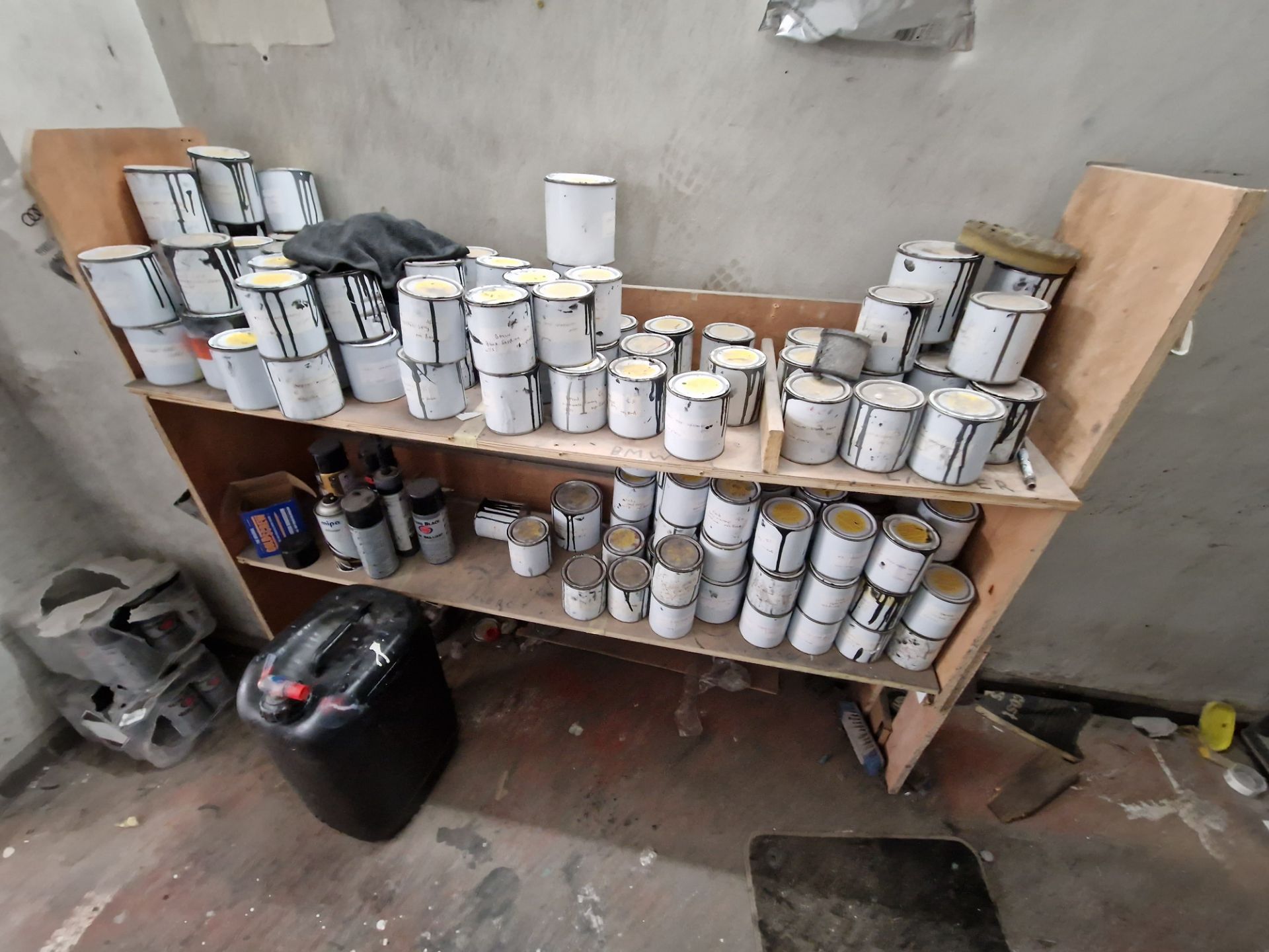 Contents to Paint Room, including Various Base Paints for Skoda, BMW, Honda, Bentley, Land Rover, - Bild 6 aus 6