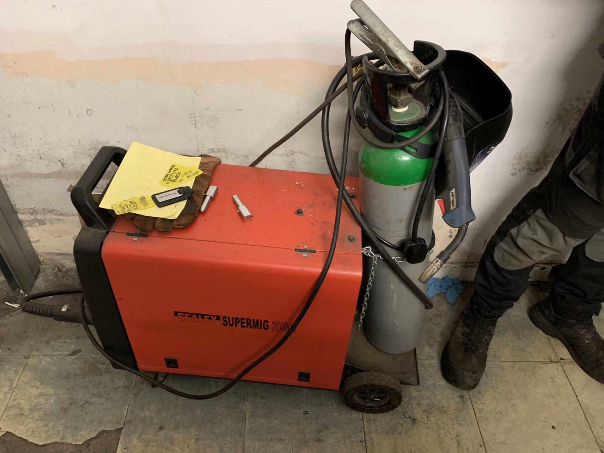Sealey Supermig 200 Mig Welder (Gas Bottle Excluded) Please read the following important notes:-