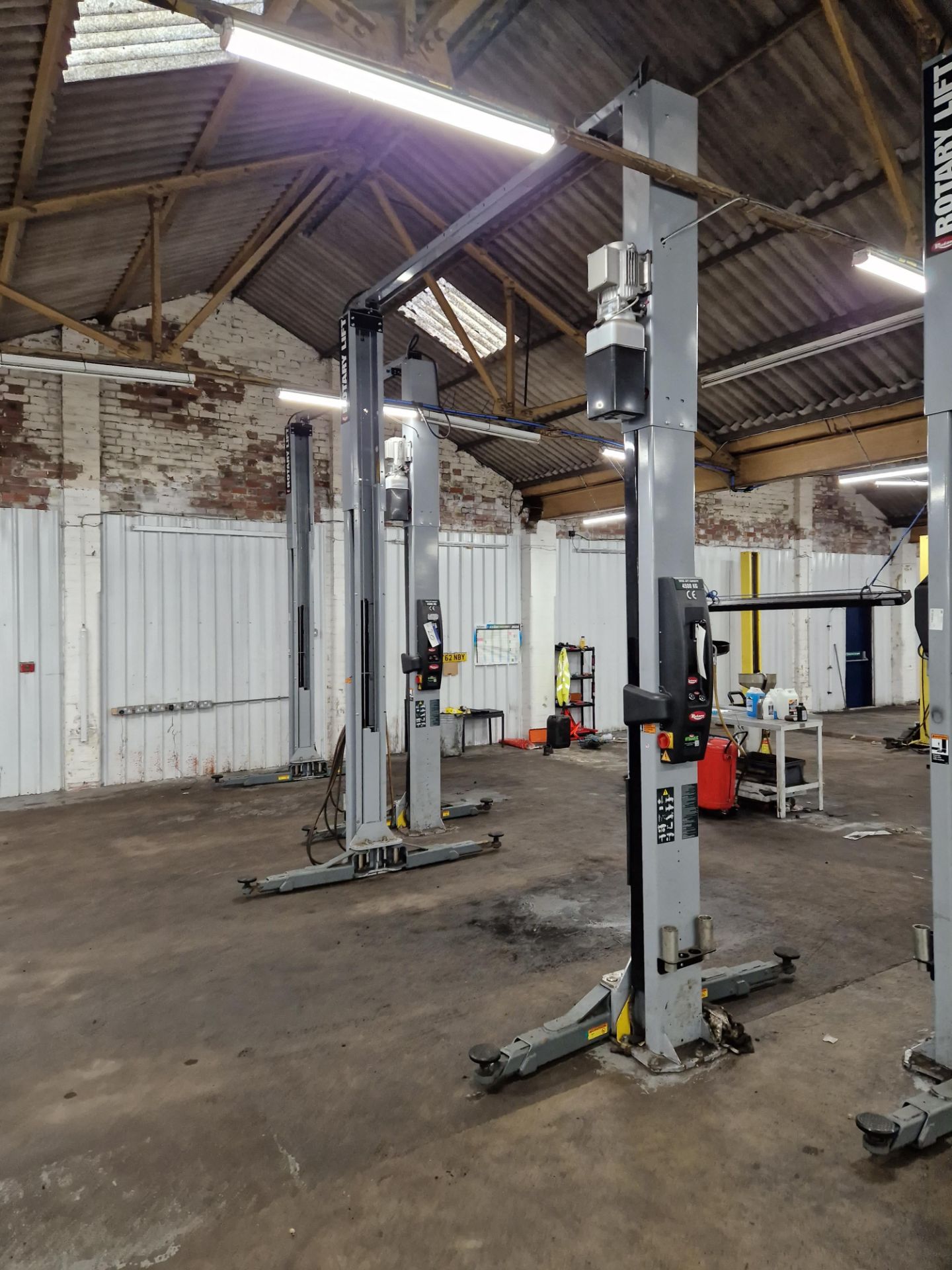 Rotary SPOA4MEN001-EH2-UK Twin Post Vehicle Lift, 4500KG Capacity, Year of Manufacture 2021,