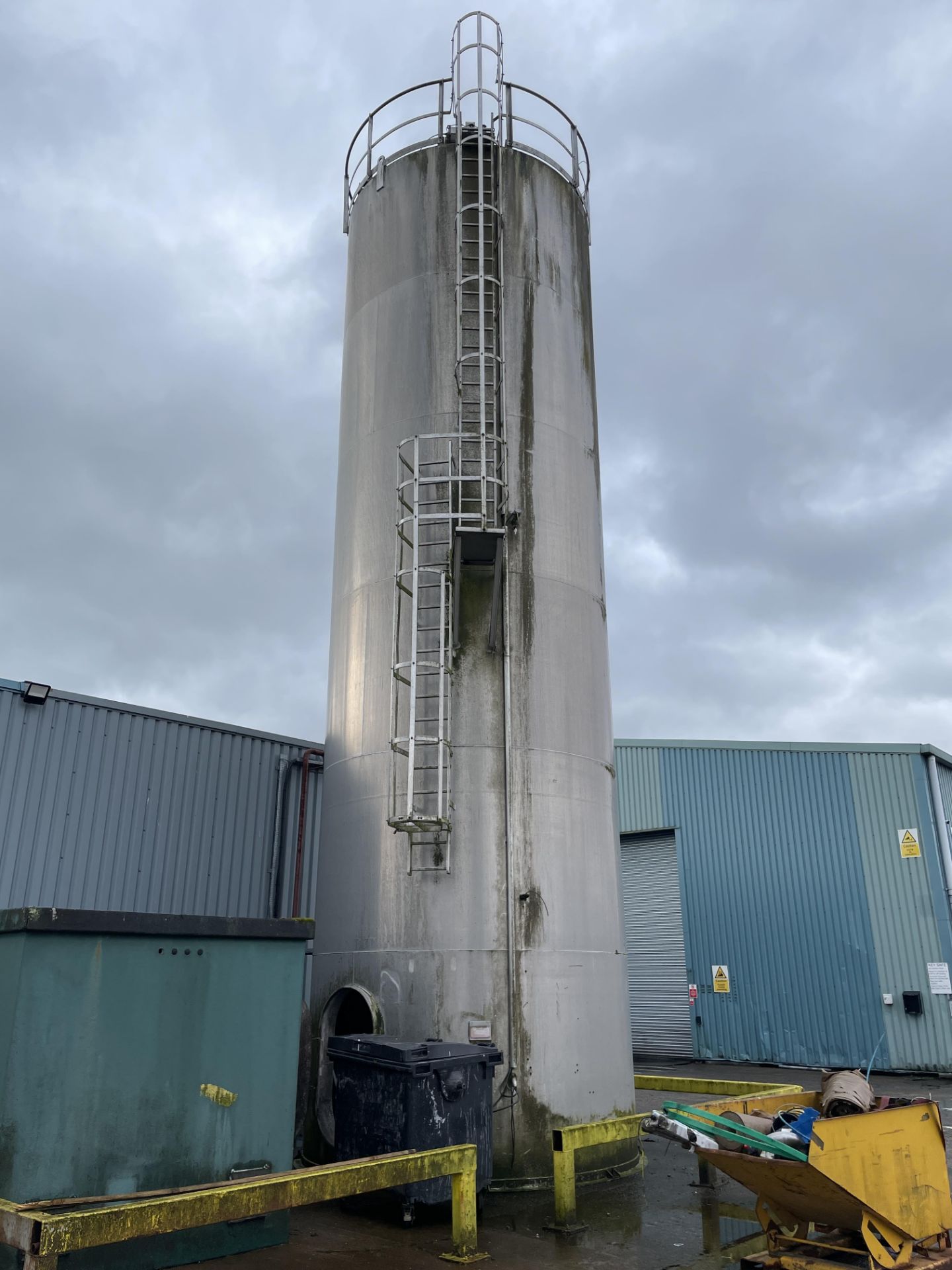 Braby Aluminium Silo, serial no. 004561, year of manufacture 1996, with access ladders, dust unit, - Bild 3 aus 5