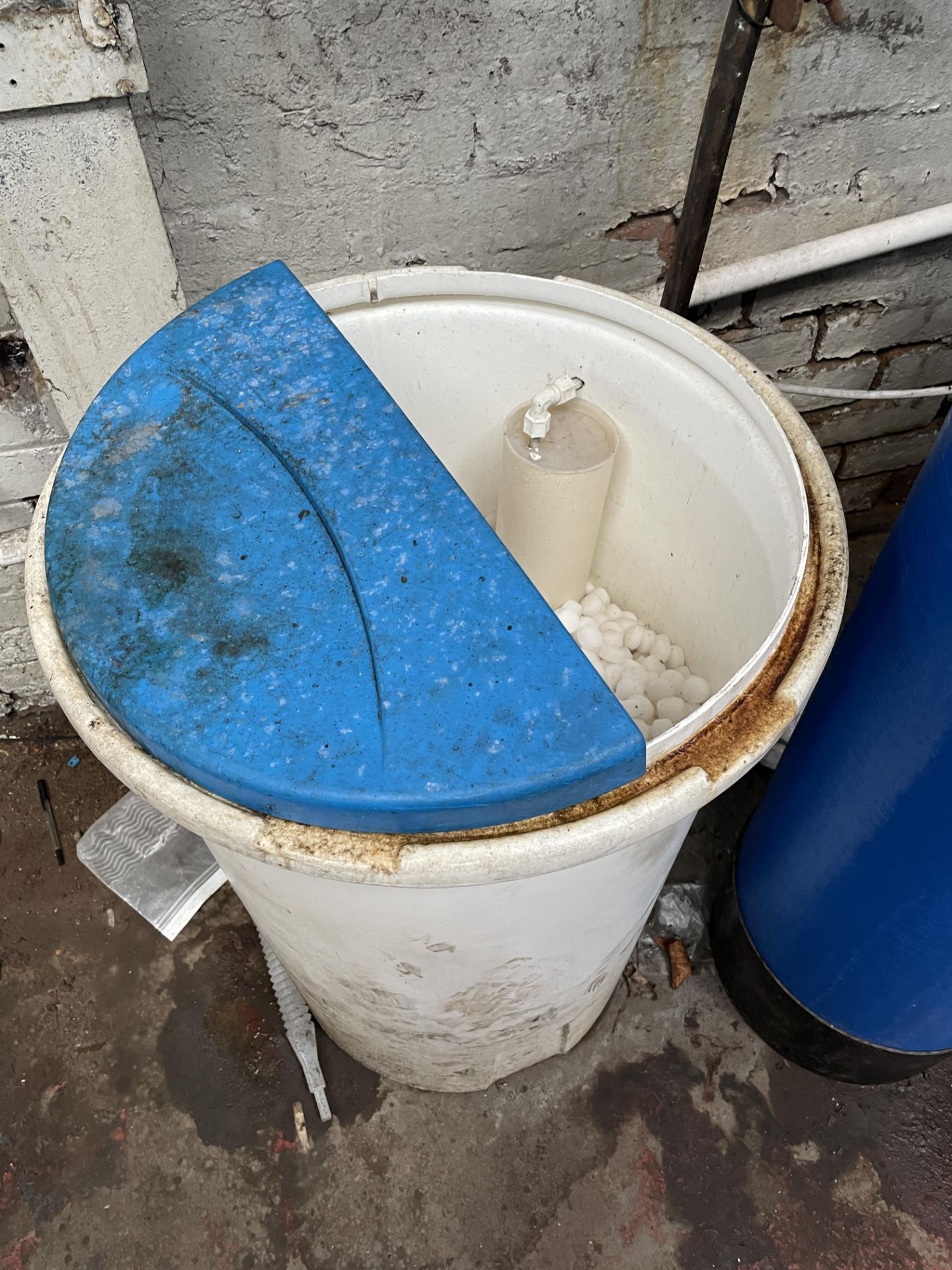 MWG Water Treatment Plant, with Mlowara Pump, two plastic tanks and flexible hose/ pipework ( - Image 3 of 8