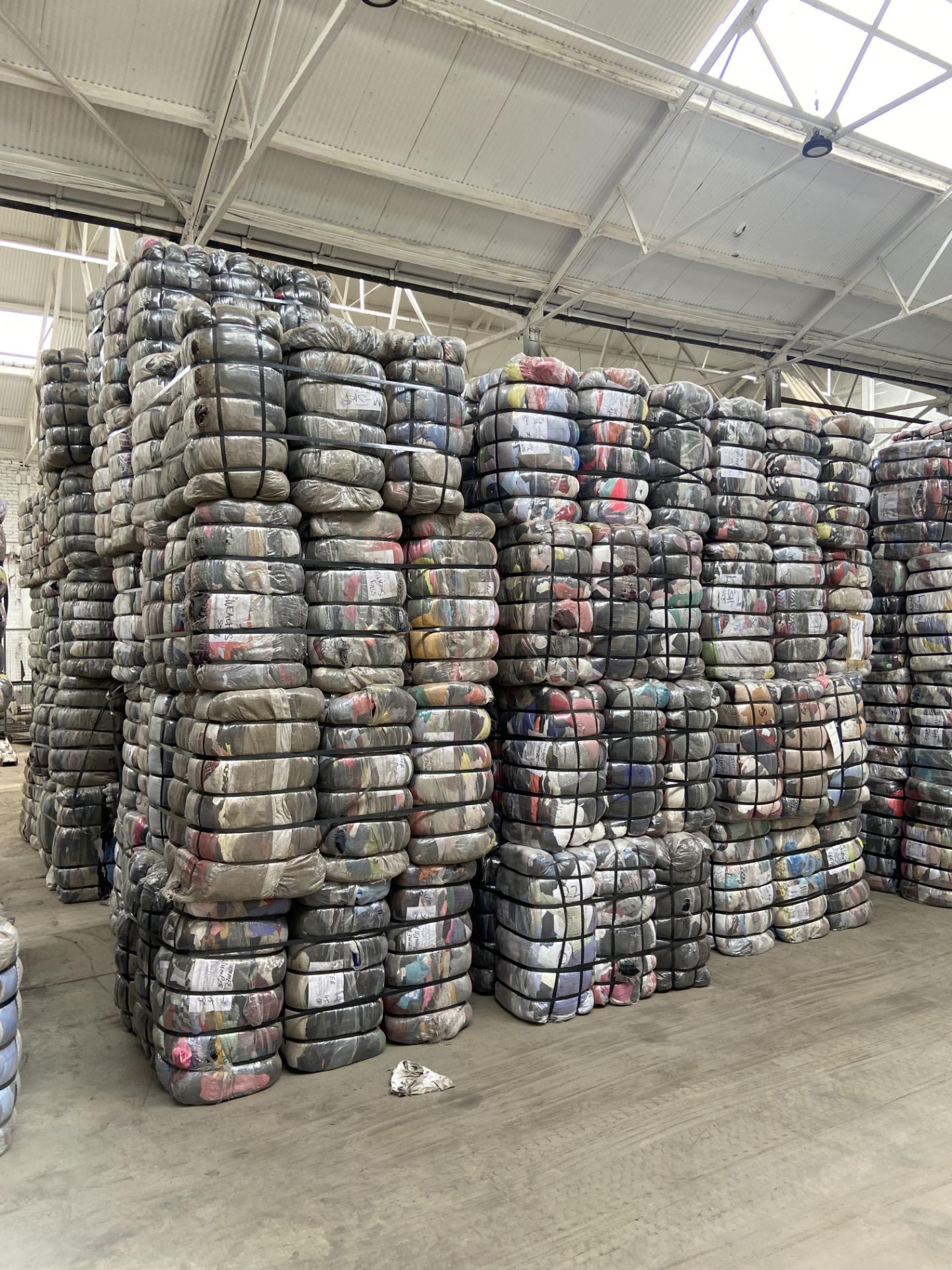 APPROX 224 BALES (10,080KG) RECYCLABLE WASTE TEXTILES, Understood to comprise: Two bales x 45kg - Image 2 of 9